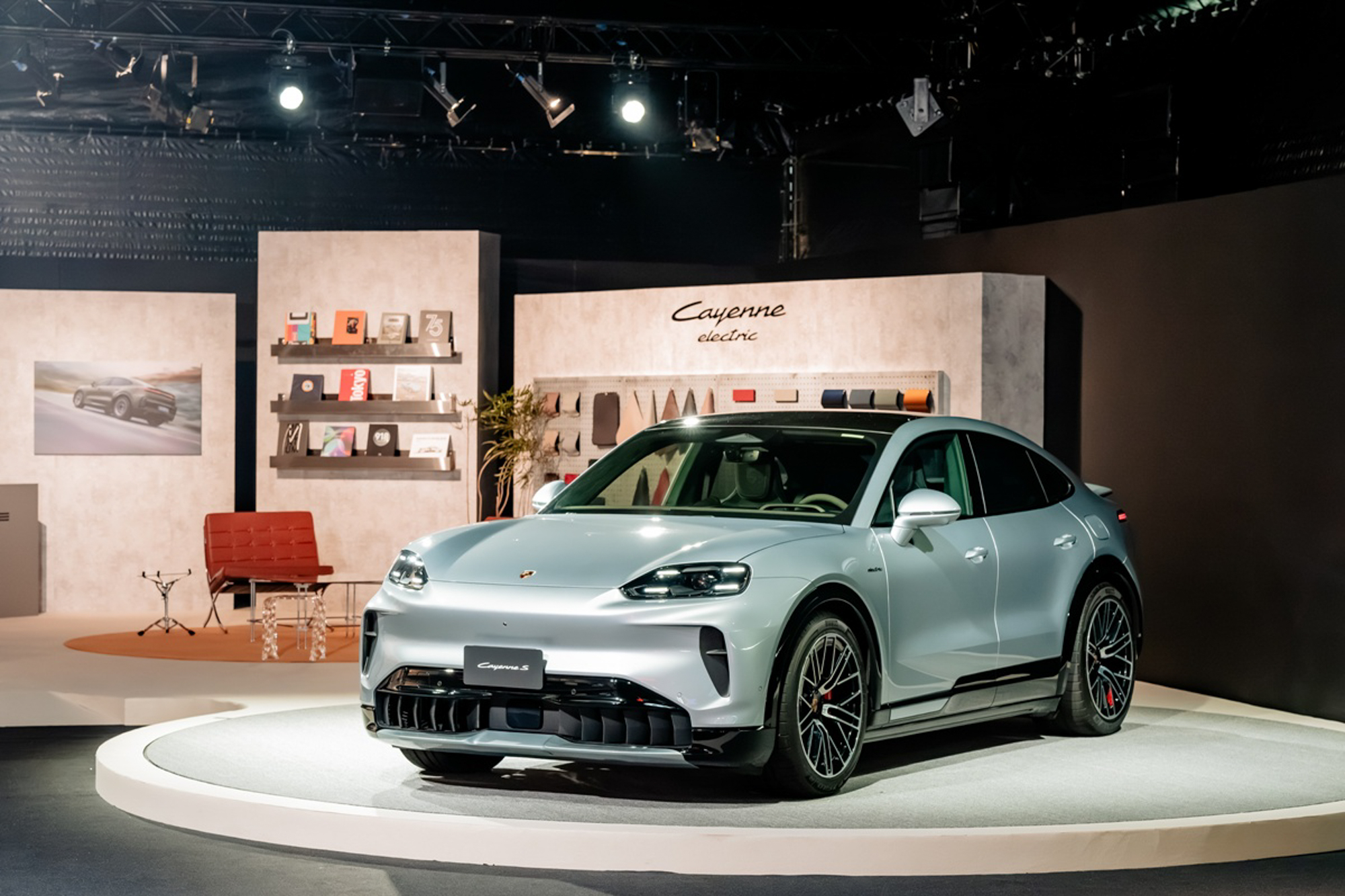 Cayenne Turbo Electric 自靜止加速至 100 km/h 僅需 2.5 秒，0 至 200 km/h 加速僅耗時 7.4 秒，極速上看 260 km/h。這項無與倫比的純電極限性能，源自全新研發的高性能電驅系統架構。