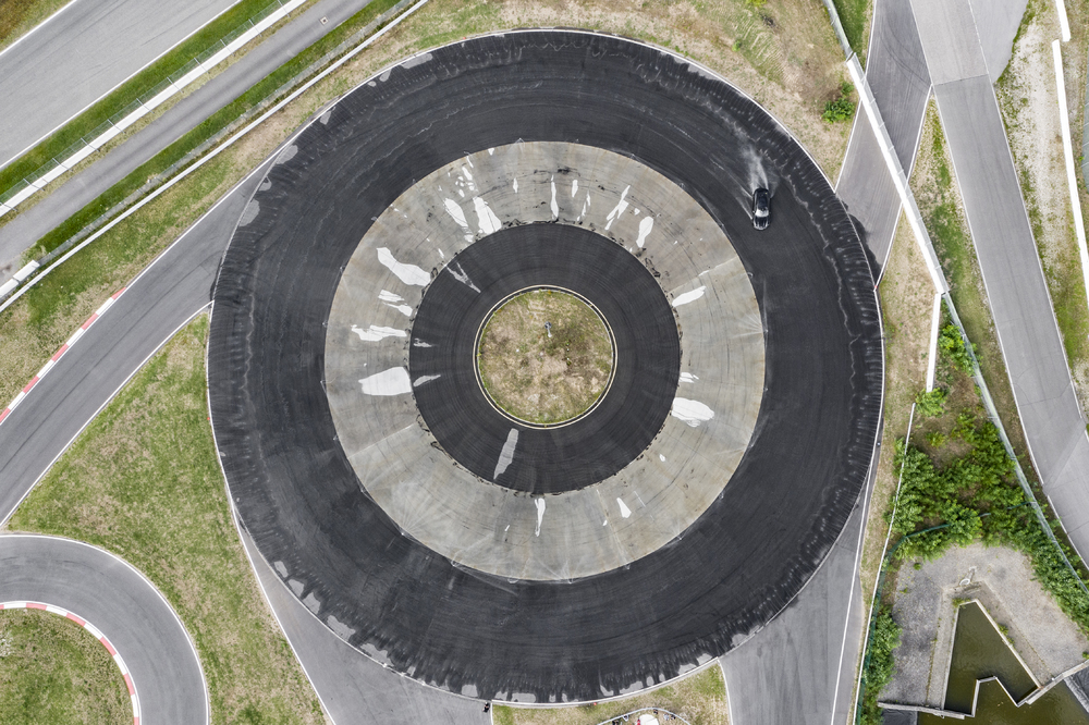 霍根海姆保時捷體驗中心 (Porsche Experience Center, PEC Hockenheimring) 作為打破世界紀錄的現場，原廠教練Dennis Retera在單圈200公尺長的跑道以甩尾完成210 圈，期間前輪從未與彎道指向相同方向：55分鐘後，累計行駛42.171公里。