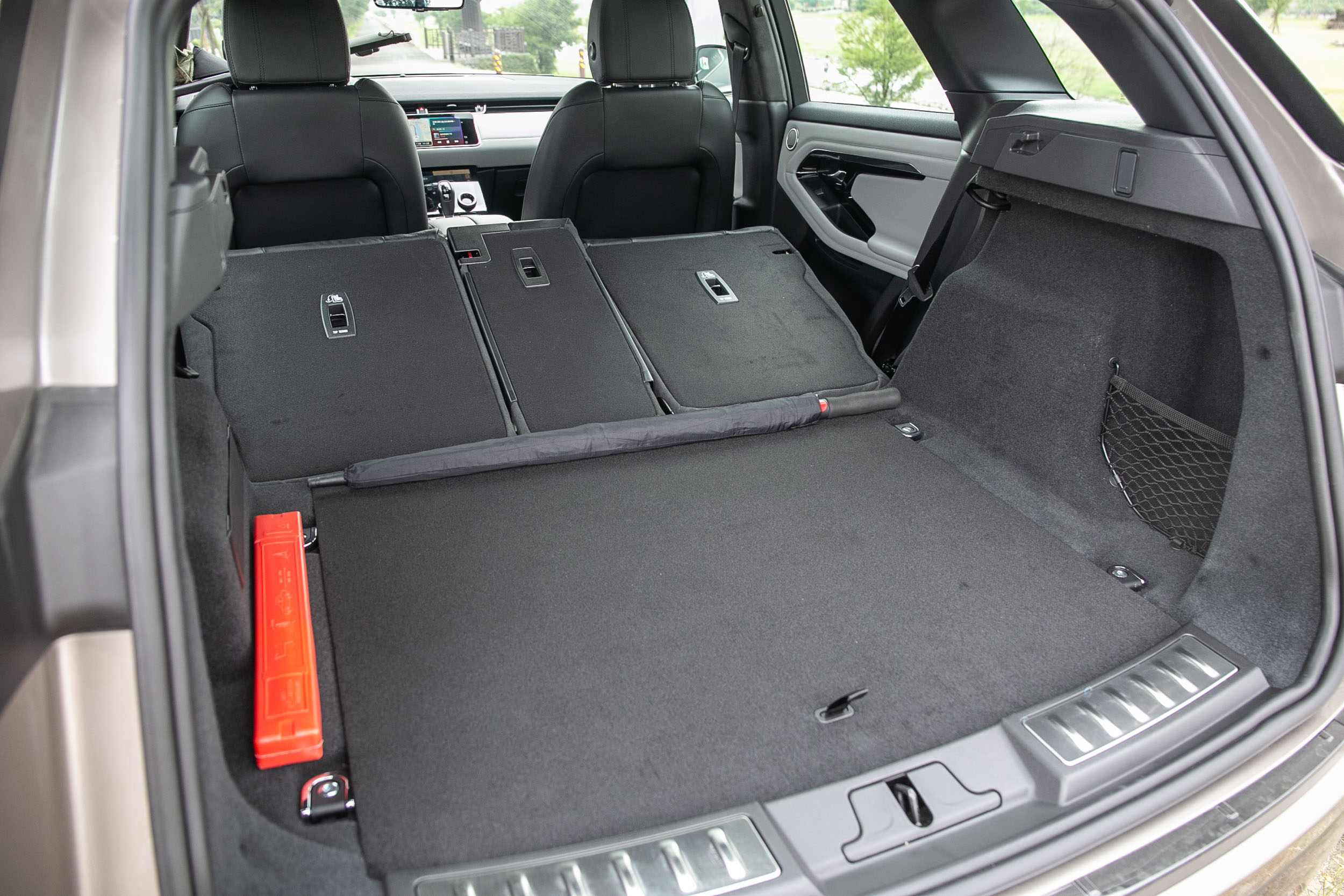 後座椅背可傾倒增加置物容積,但不夠平整為可惜之處。