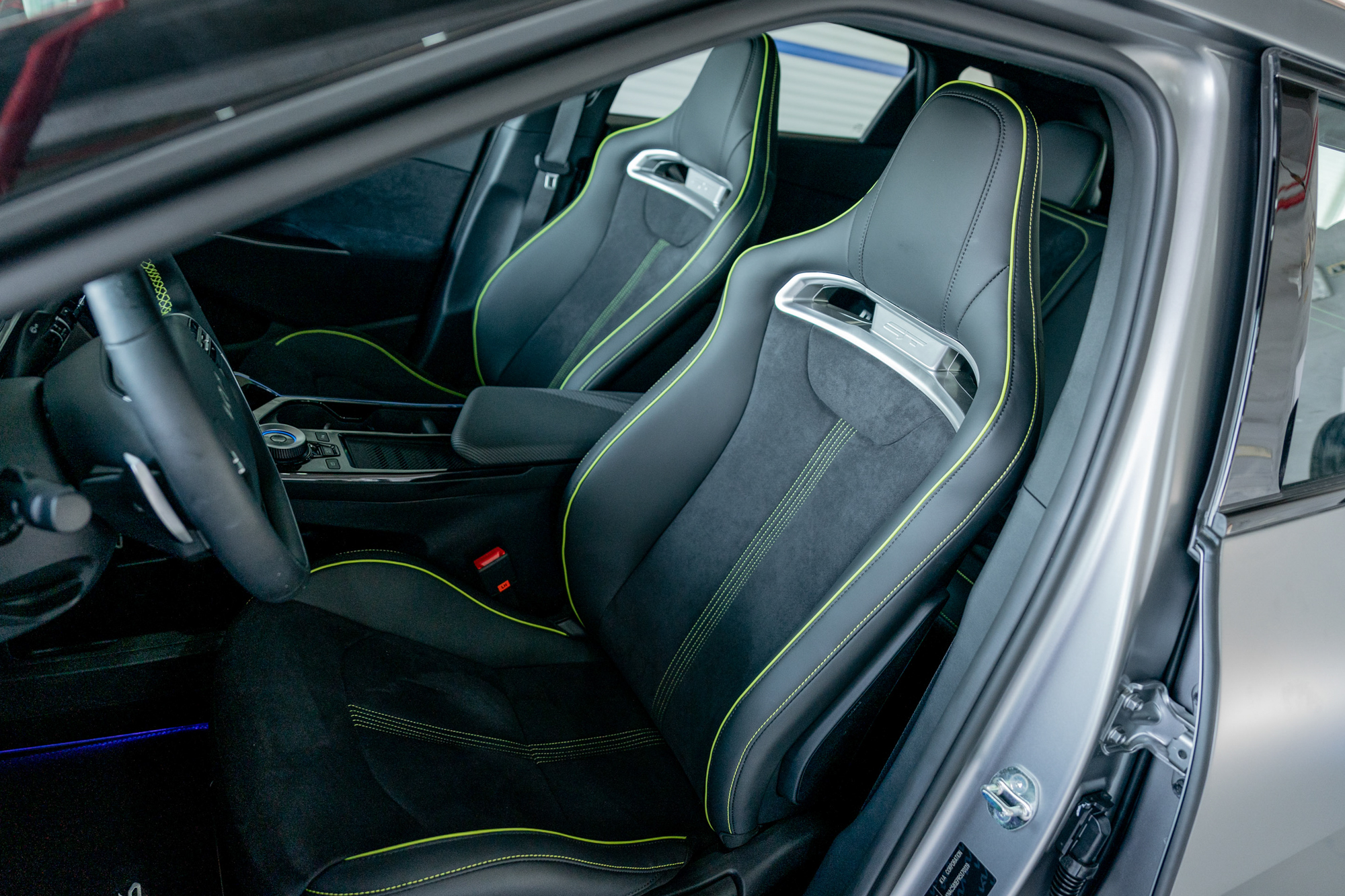 座艙內的GT專屬桶型賽車椅當然也少不了螢光綠的點綴。