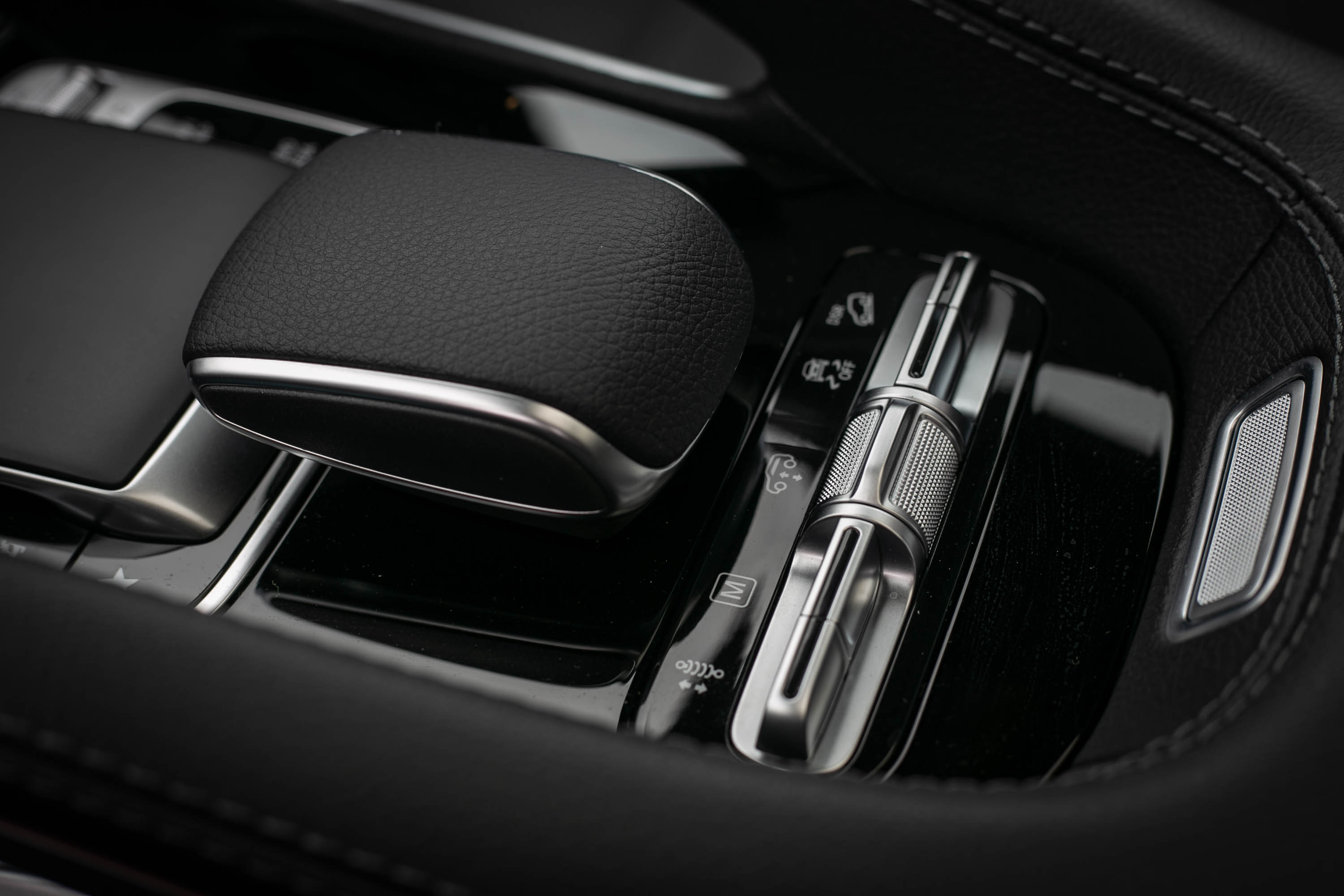 進階主動車身控制系統包含越野輔助功能,氣壓選吊系統也有車高調整功能。