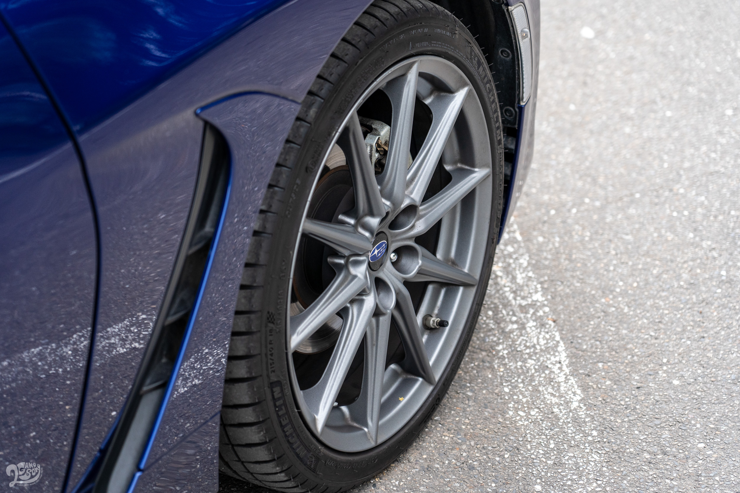 BRZ 的圈胎配置從上一代的 17 吋升級至 18 吋，輪胎則使用 Michelin Pilot Sport 4 規格，明顯有升級餘韻。