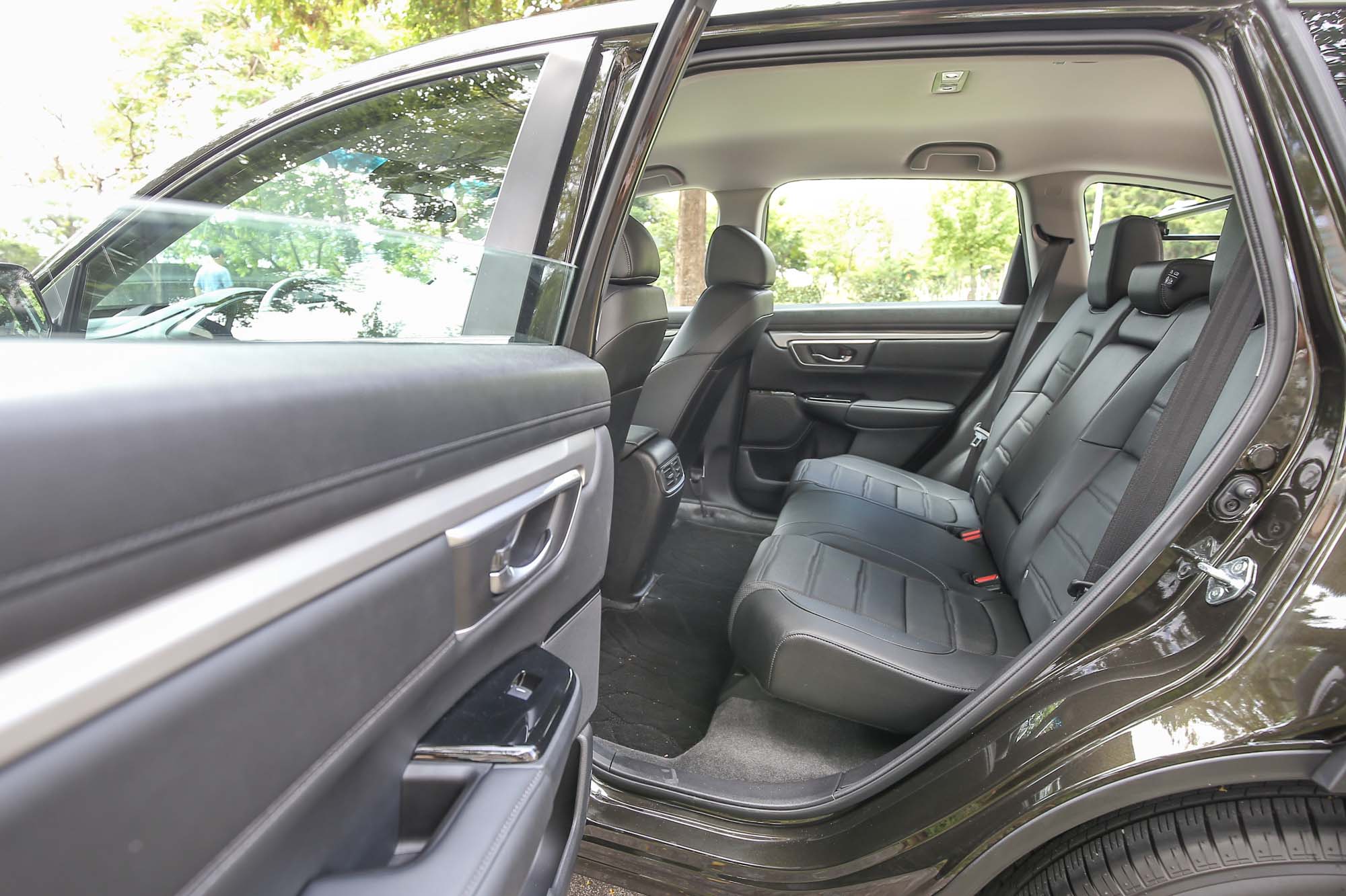 不僅寬敞的後座空間是 CR-V 受消費者津津樂道的優點，近乎 90 度的車門開啟角度，更添增上下車便利。
