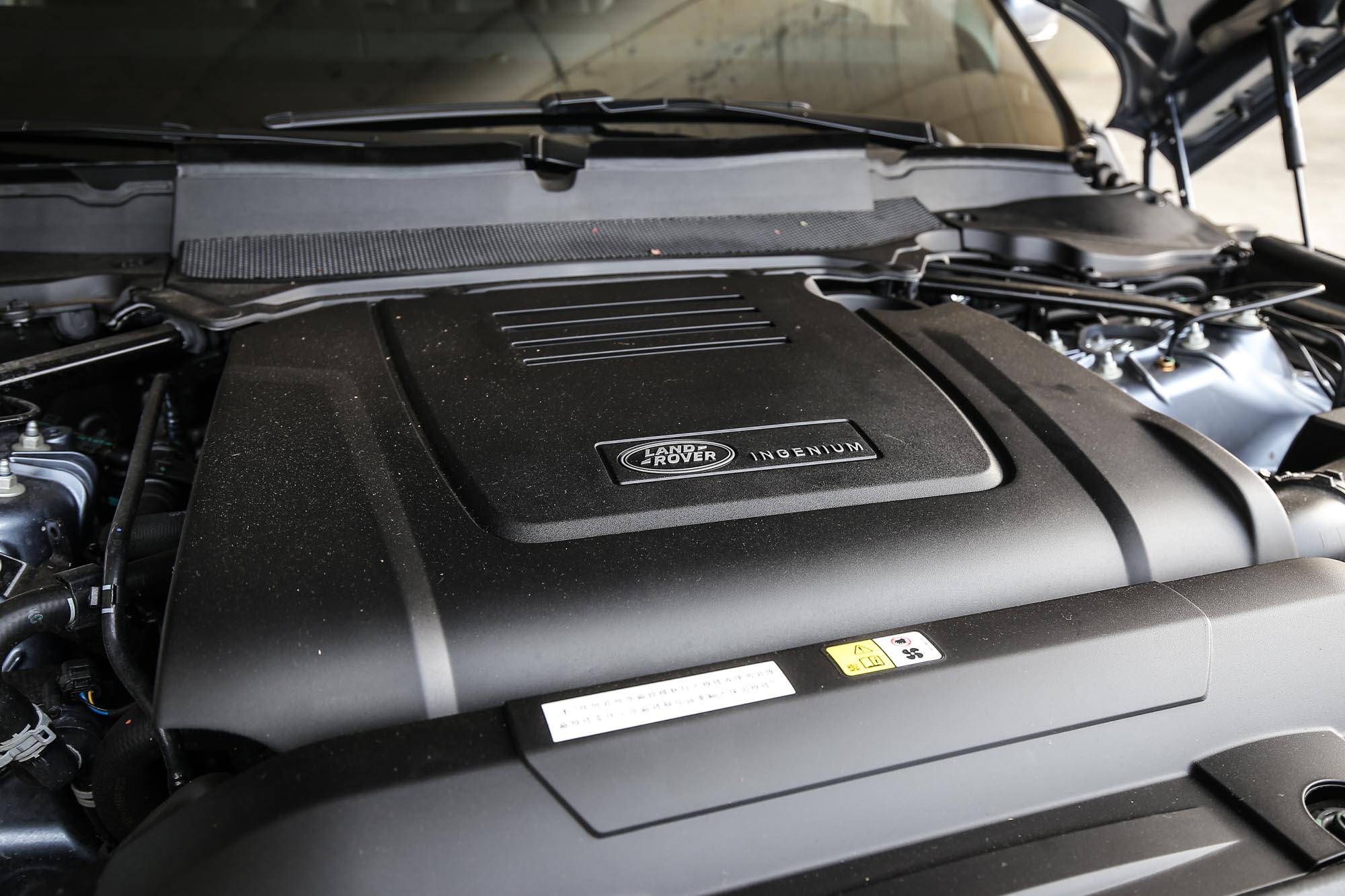 Range Rover Sport Si4 HSE搭載Ingenium 2.0升直列四缸渦輪增壓汽油引擎，具備300ps/400Nm輸出表現。