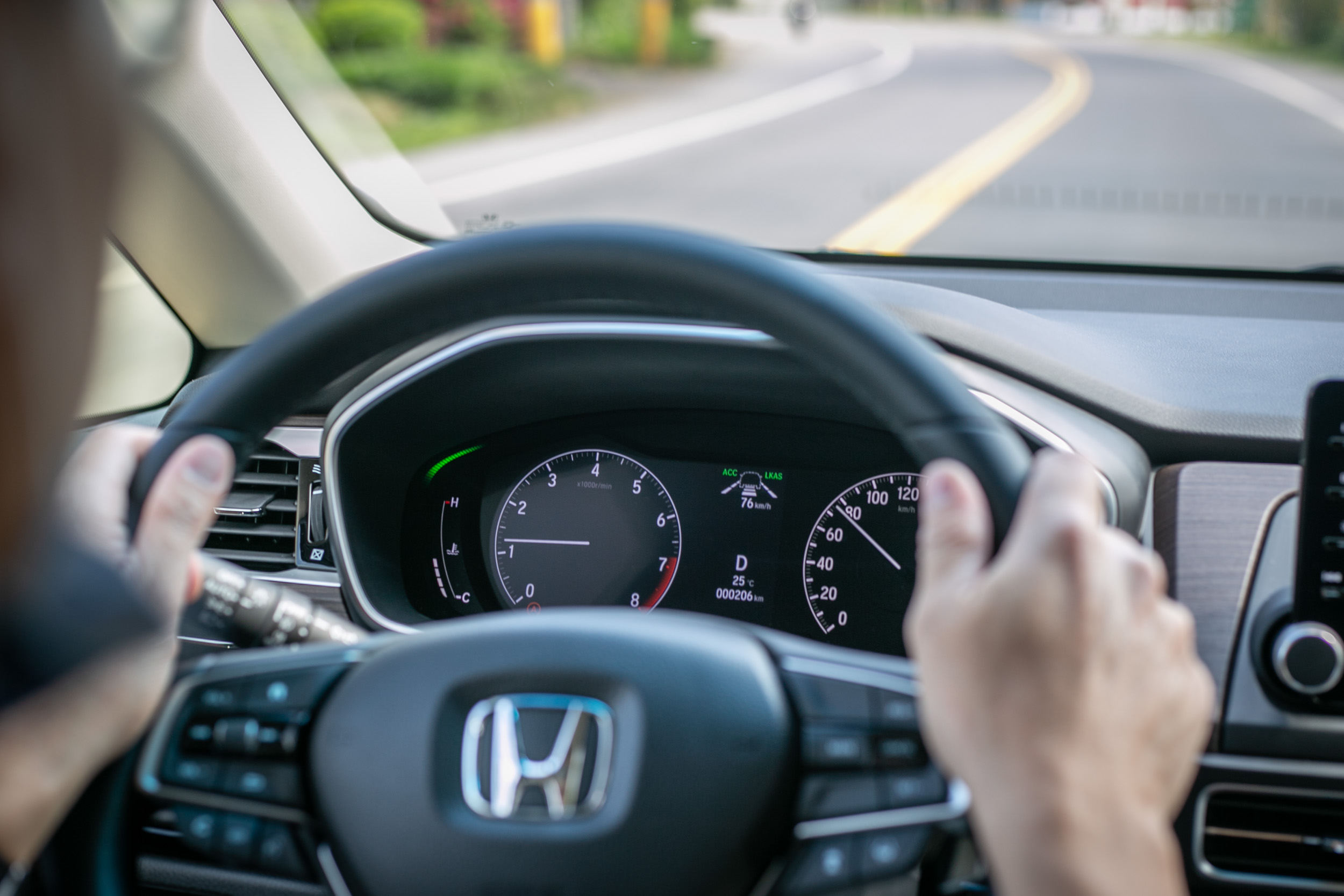 小改款 Odyssey 同樣搭載了 Honda Sensing 此招牌ADAS 科技，但由於少了 LSF 低速自動跟車系統，讓其 ACC 主動式車距調節定速巡航系統不算全速域等級。