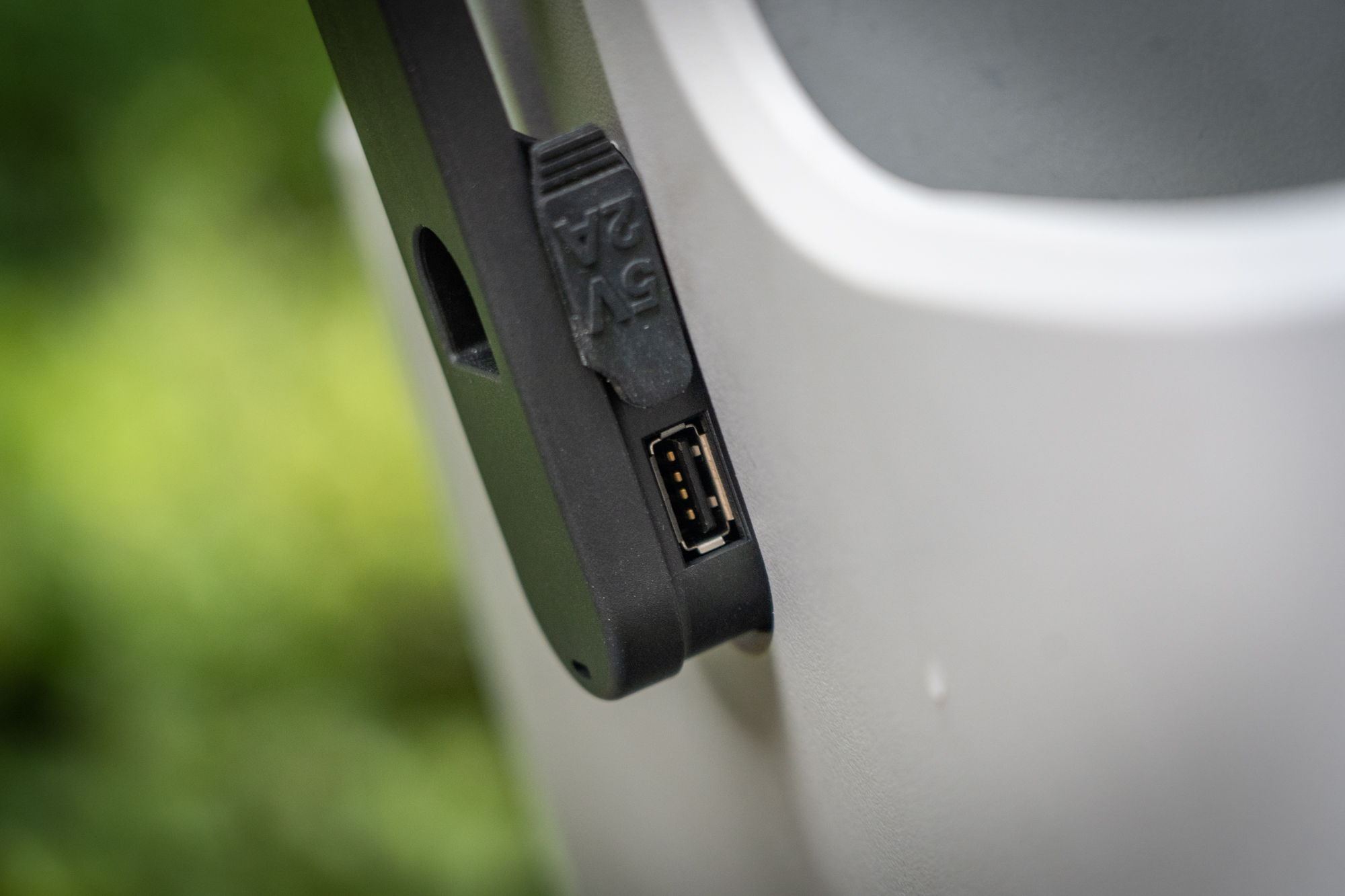 掛勾一側還增加了 USB 插座功能。