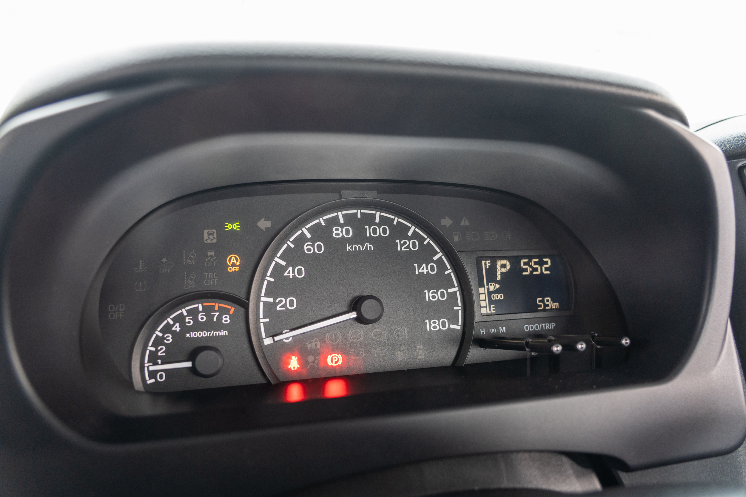 傳統指針儀表板設計，於右側有一只小型的液晶螢幕提供基本車輛資訊。