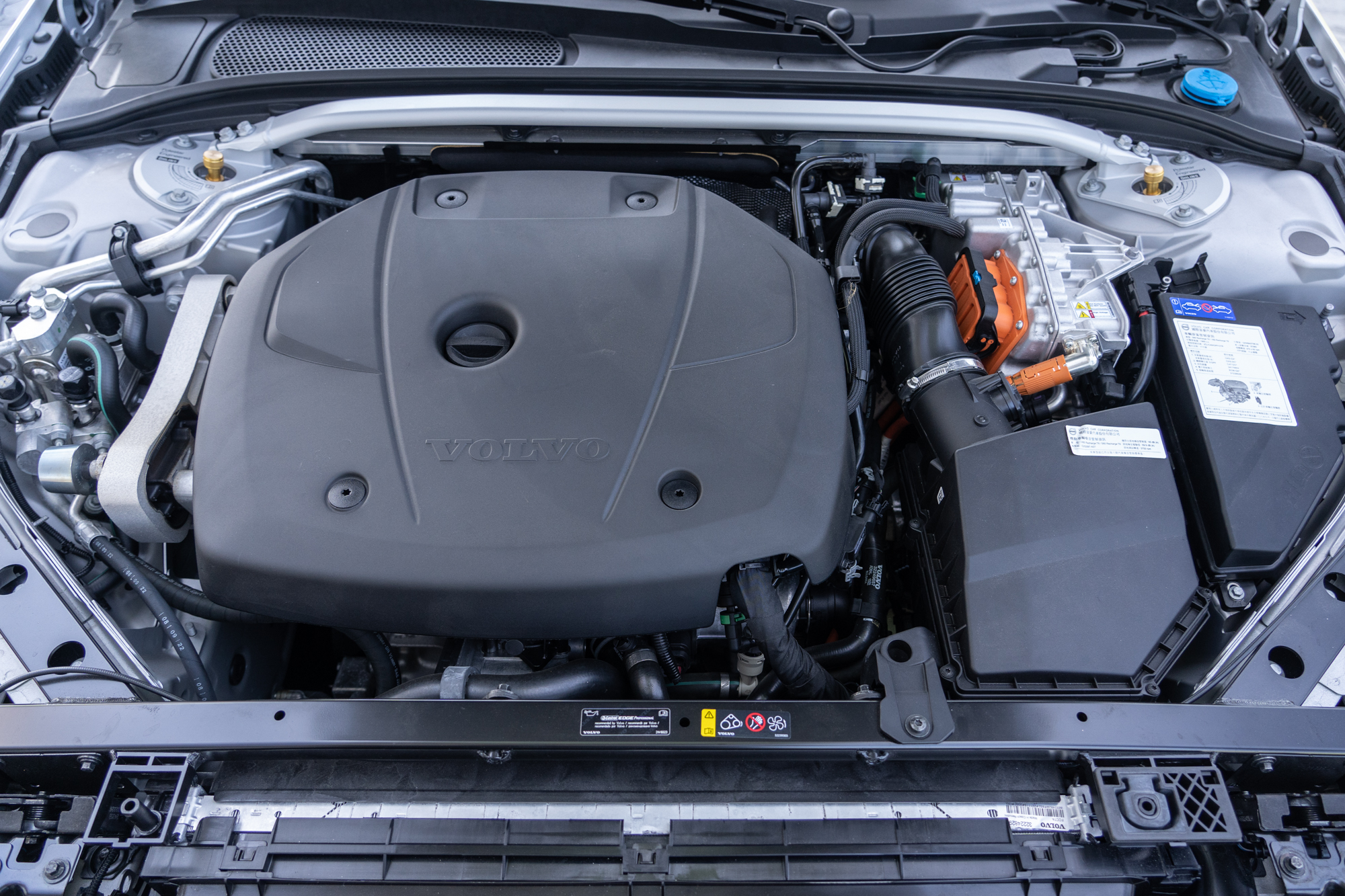 V60 Recharge T8 AWD透過可插電式油電動力系統完美兼顧，綜效馬力可達455hp以外，峰值扭力更高達72.3kgm。