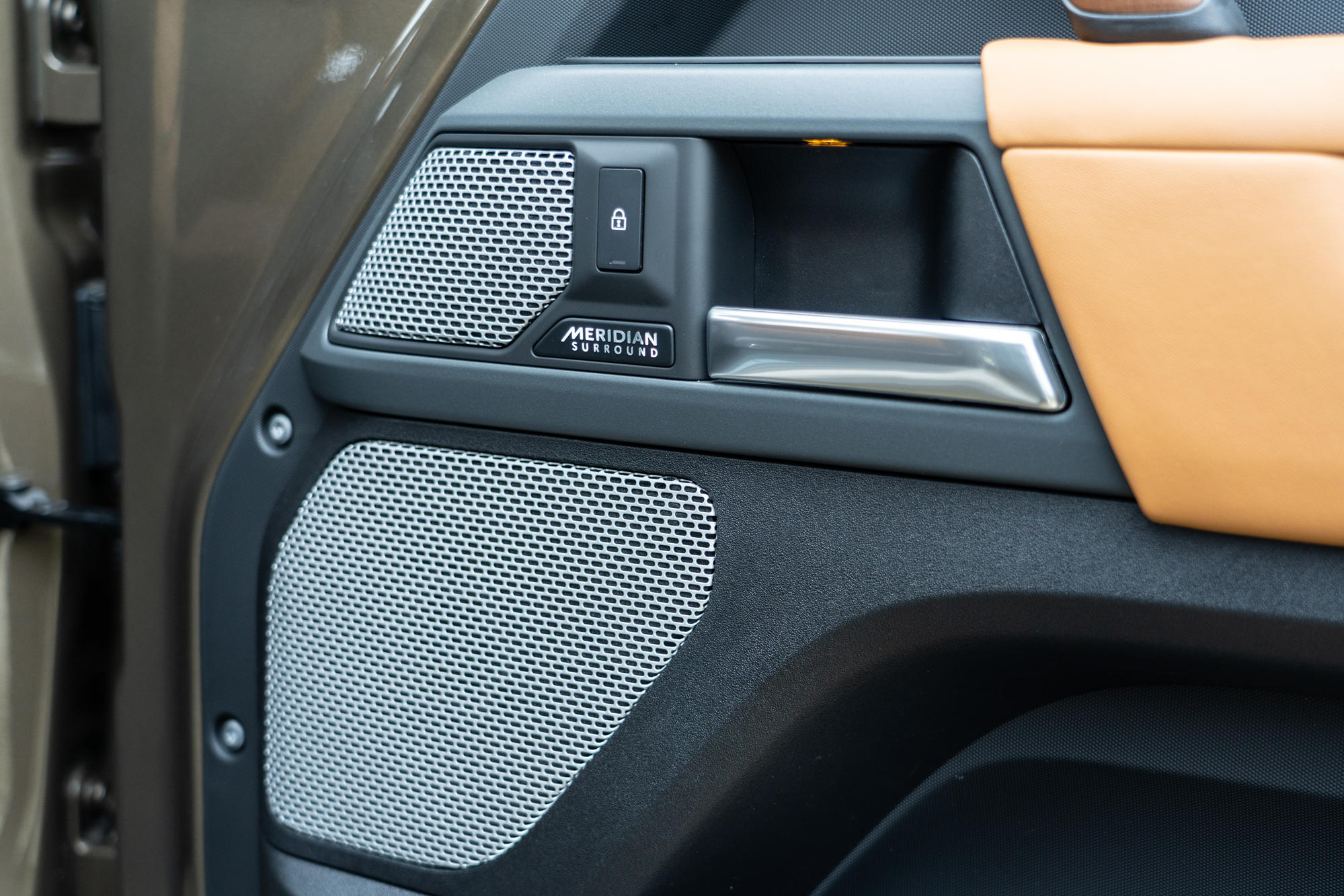 標配 Meridian 400W 頂級數位化音響系統。