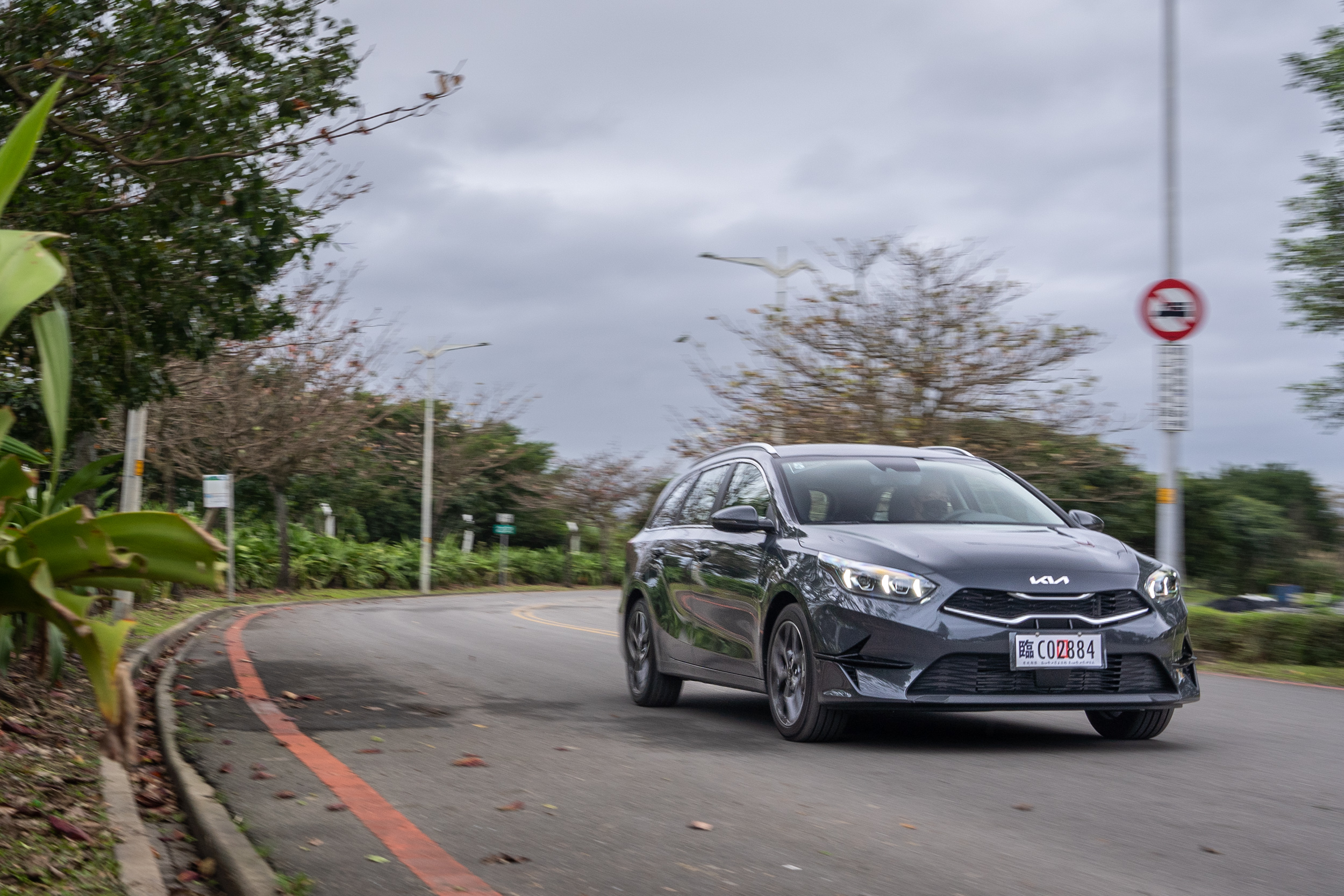 Sport 模式時因油門反應與變速箱邏輯所致,讓加速感受較為明顯,在其他模式中因節能導向,低速加速時相對斯文。