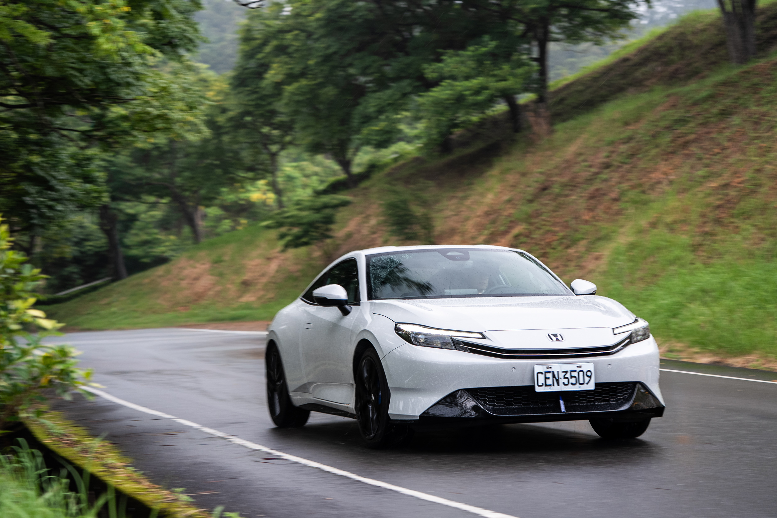 試駕車款為Honda Prelude，建議售價新台幣174.9萬元起。