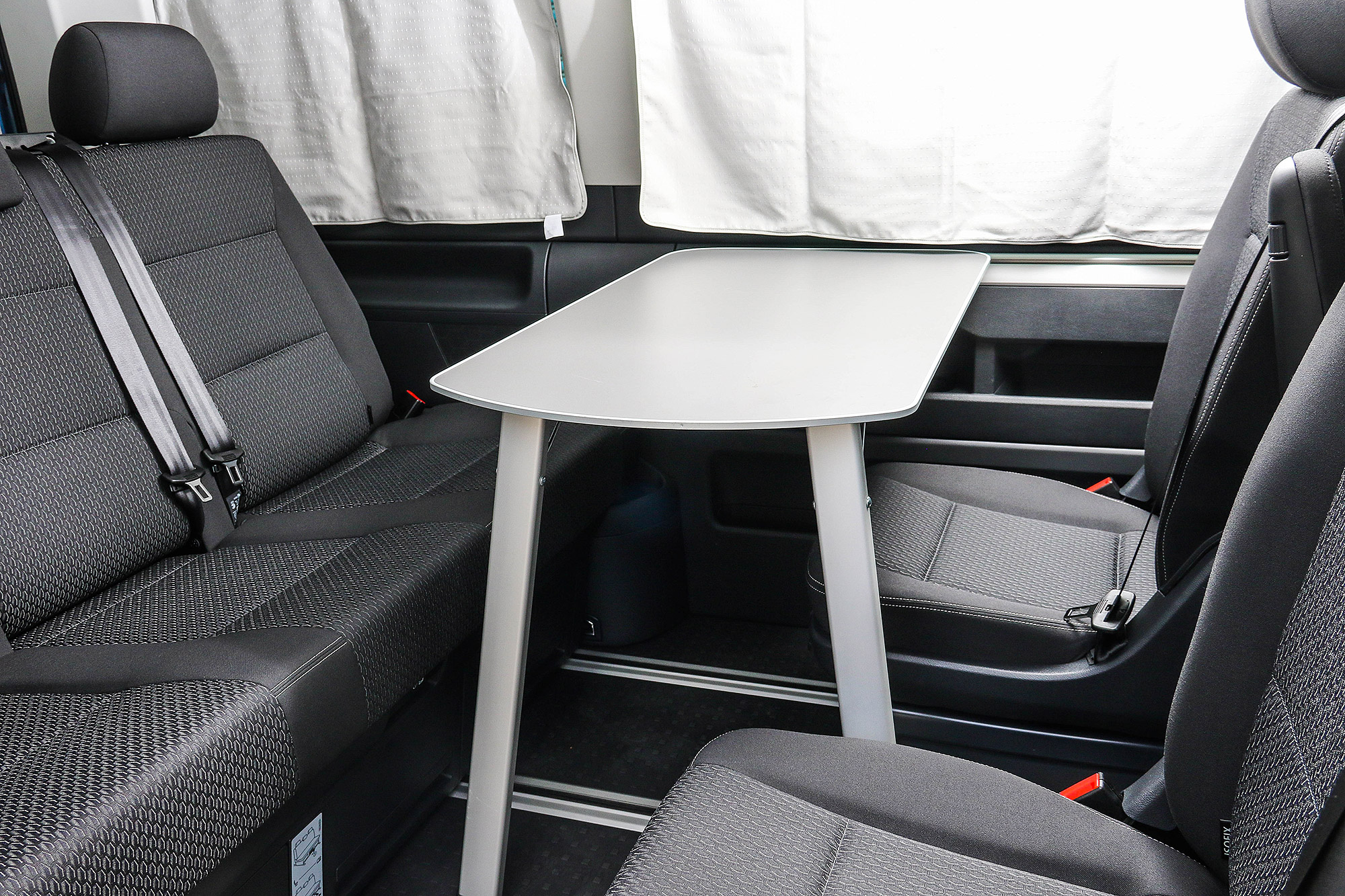 收納於車門邊上的折疊桌也能在車內使用。