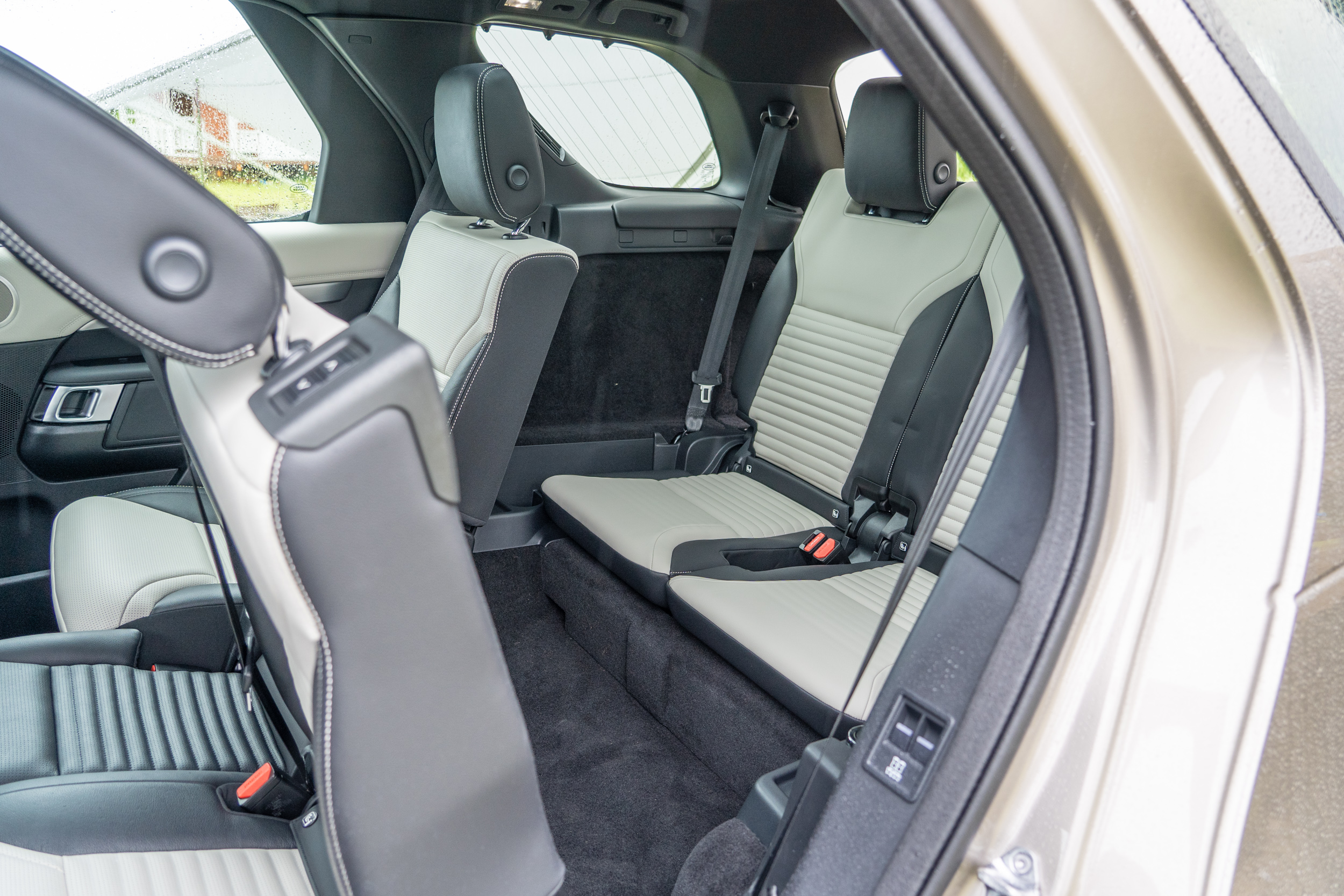 第三排乘客進出時需要以電動調整第二排椅背,再以手動調整第二排前後位置,並不相當實用。