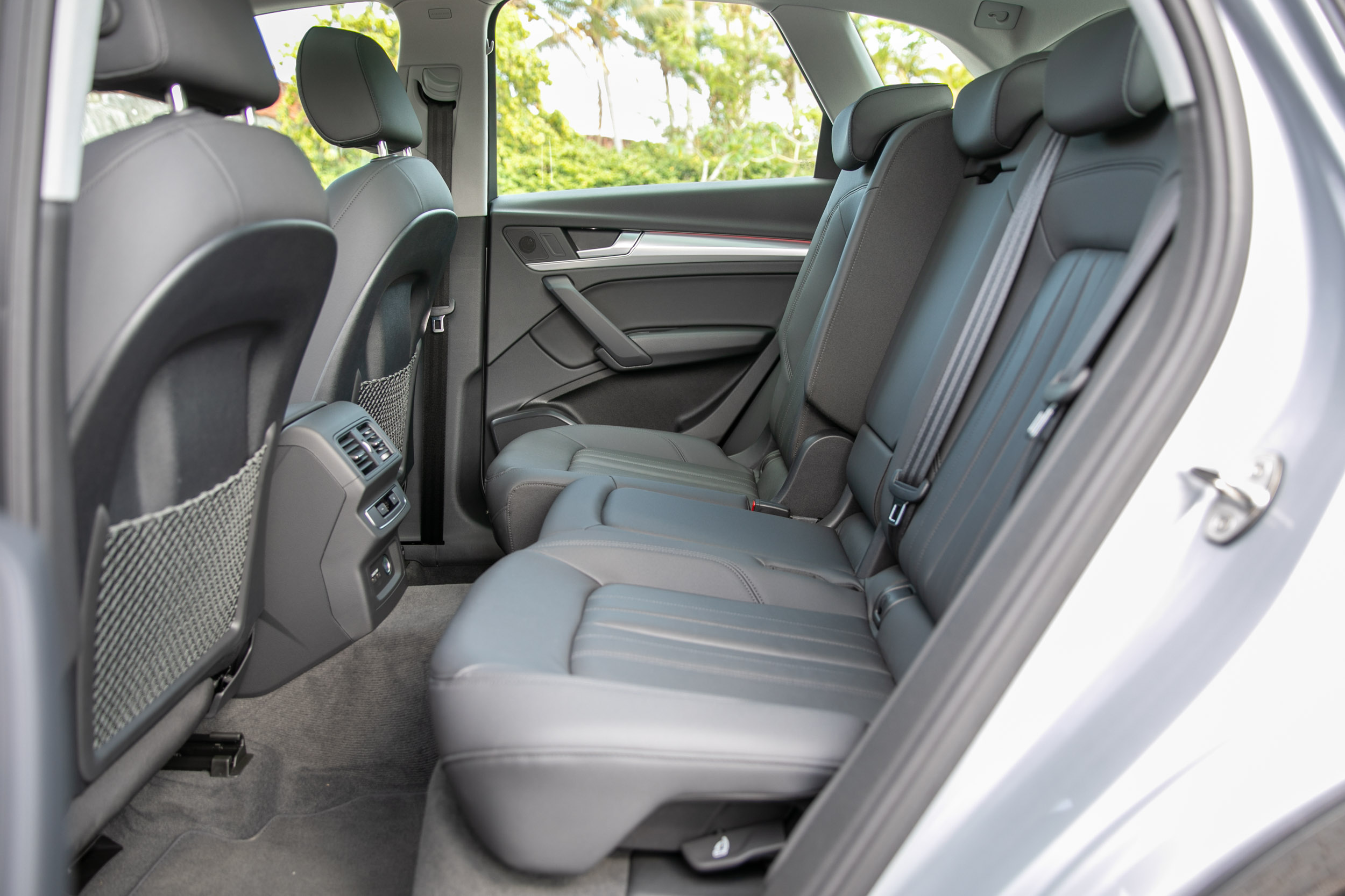 後座具備前後滑移、椅背角度調整等功能。