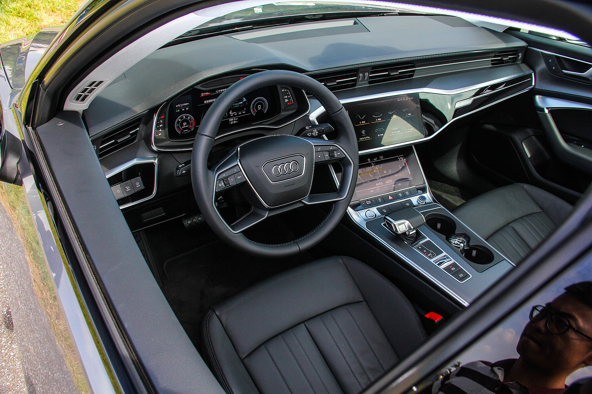 座艙一如 Audi 近年來的風格，大步走向科技化。
