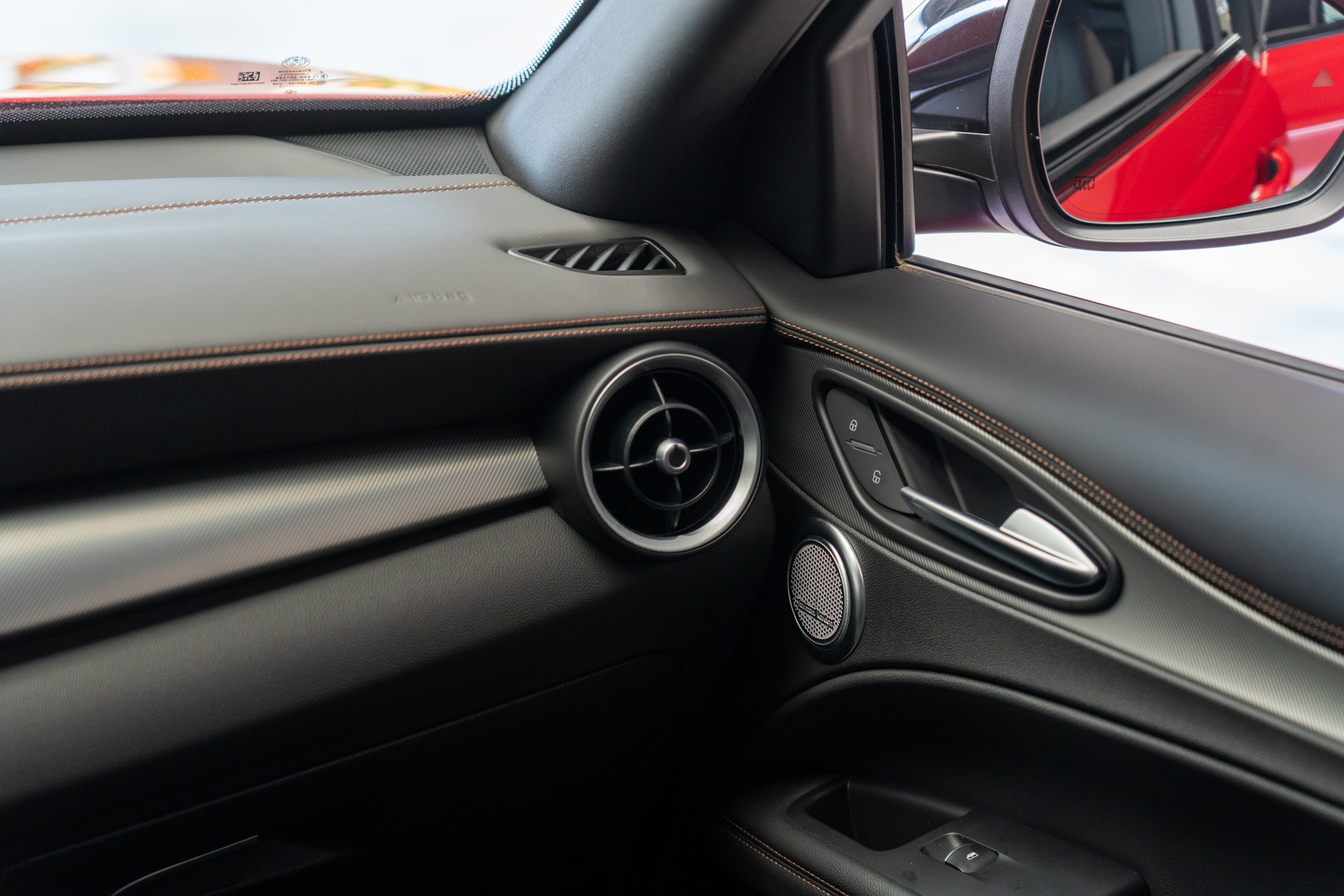 中控台、車門板與扶手處可見的真皮包覆。