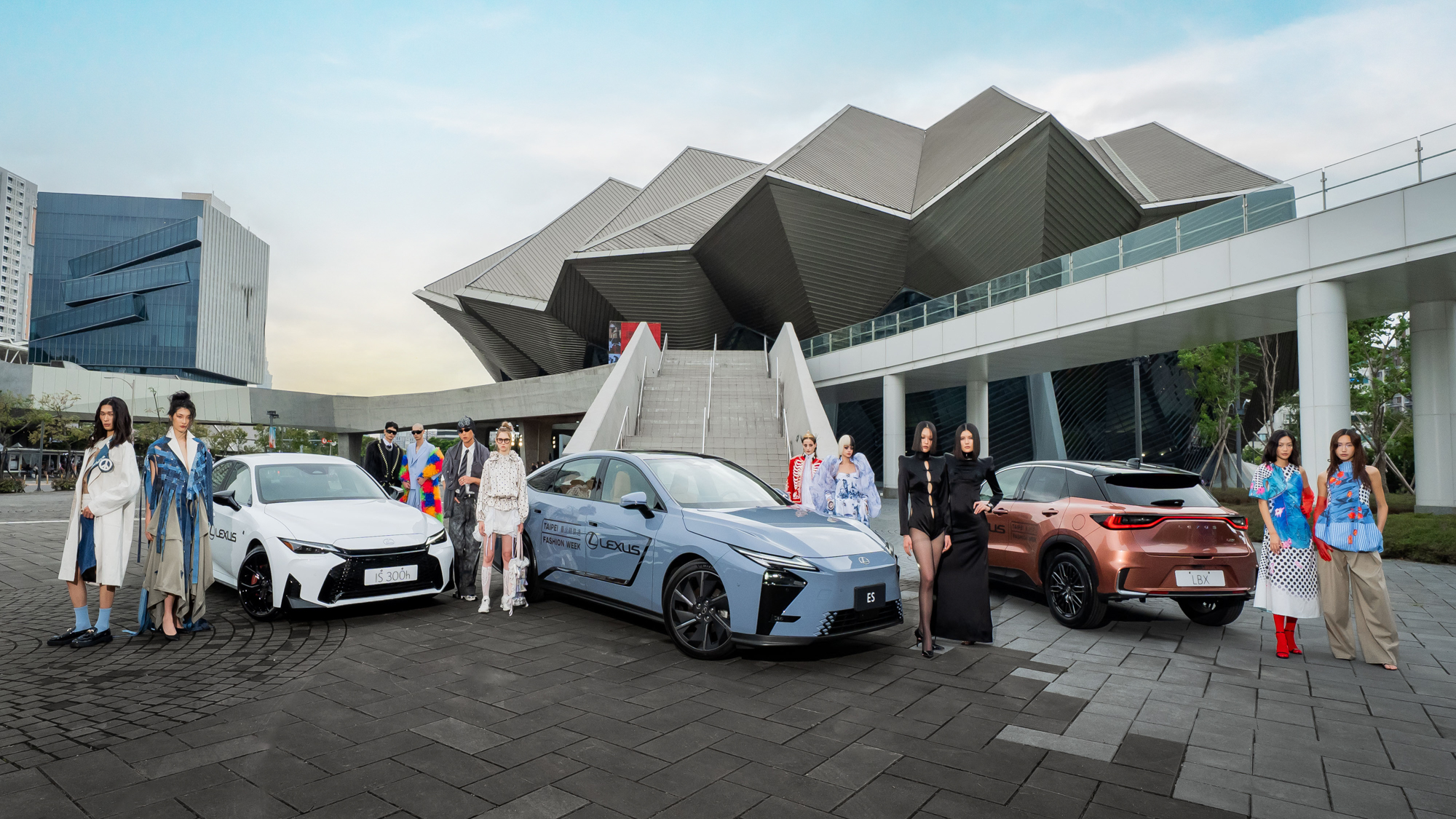2026臺北時裝週 LEXUS ES 500e 多元風格展車！攜手星光座駕共演時尚盛典