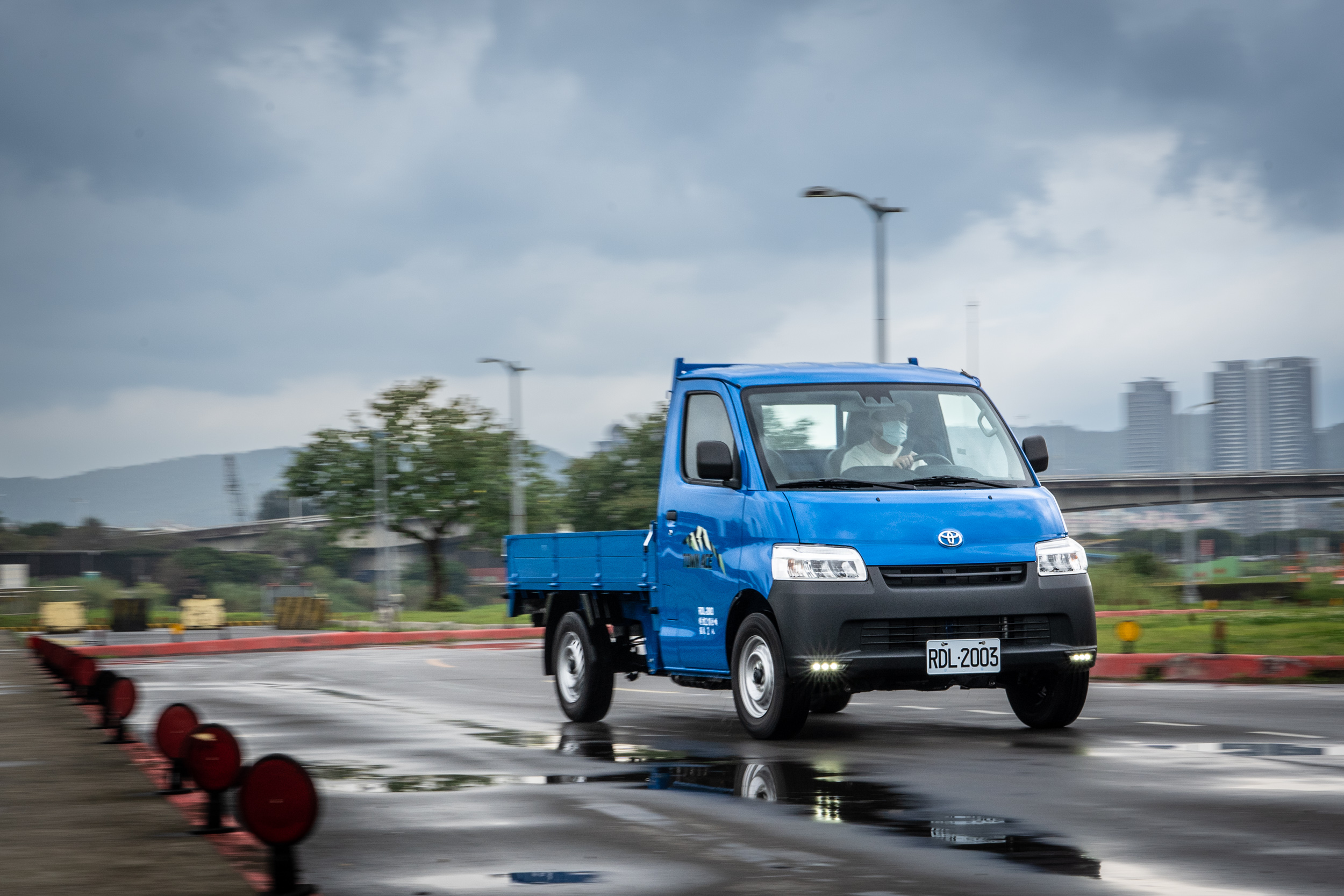 1.5 升自然進氣汽油引擎具備 98ps / 6000rpm 最大馬力與 13.7kgm / 4400rpm 最大扭力輸出,搭配四速自排變速箱。