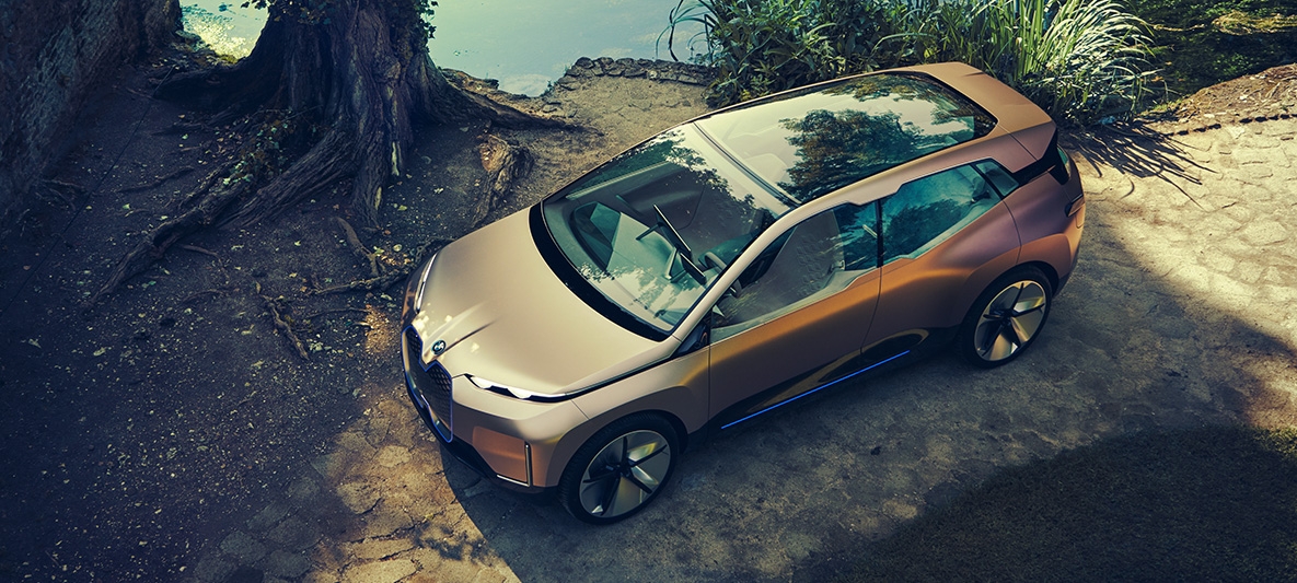 BMW 在 2018 年發表 Vision iNext 概念車，並預告 2021 年開始量產。