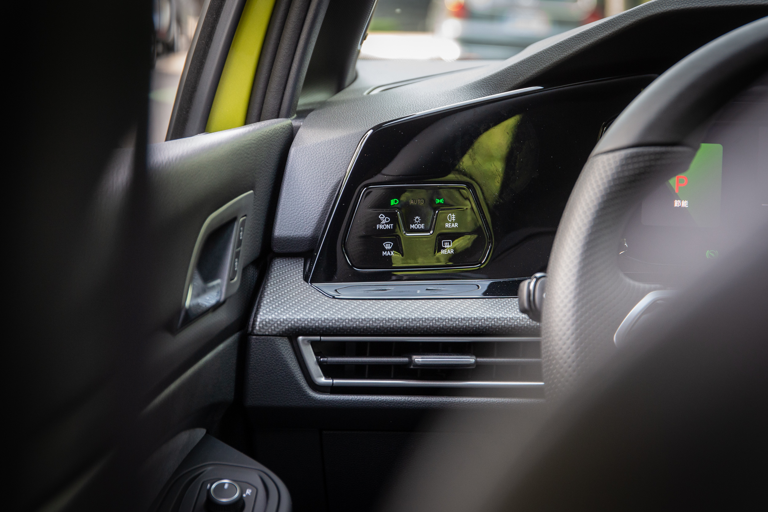 頭燈組成也為觸控式。