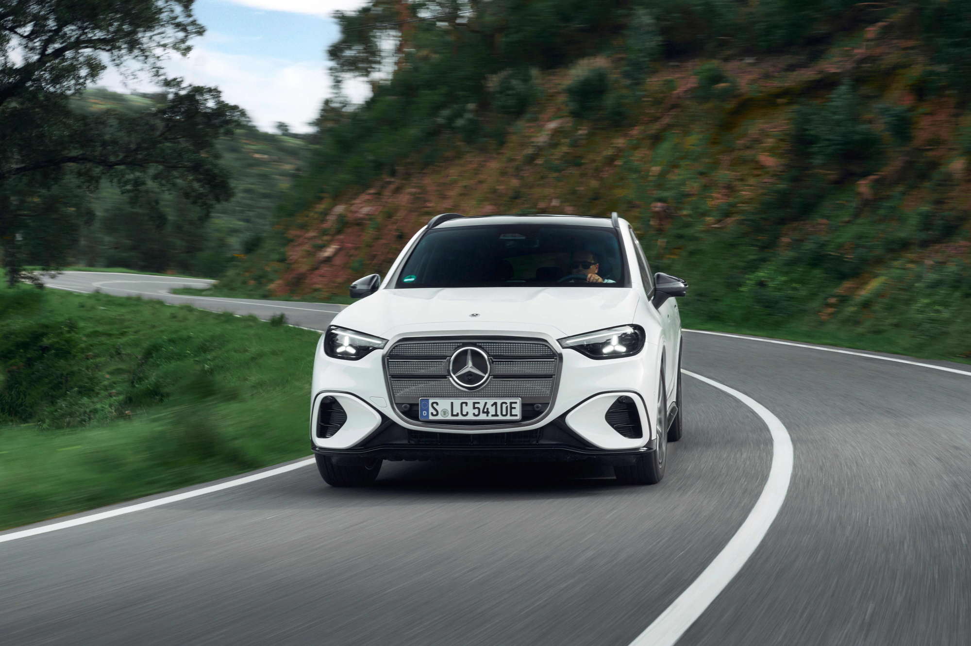 新GLC electric採用新世代 800V 電壓架構，最高續航里程可達 715 公里（WLTP）。