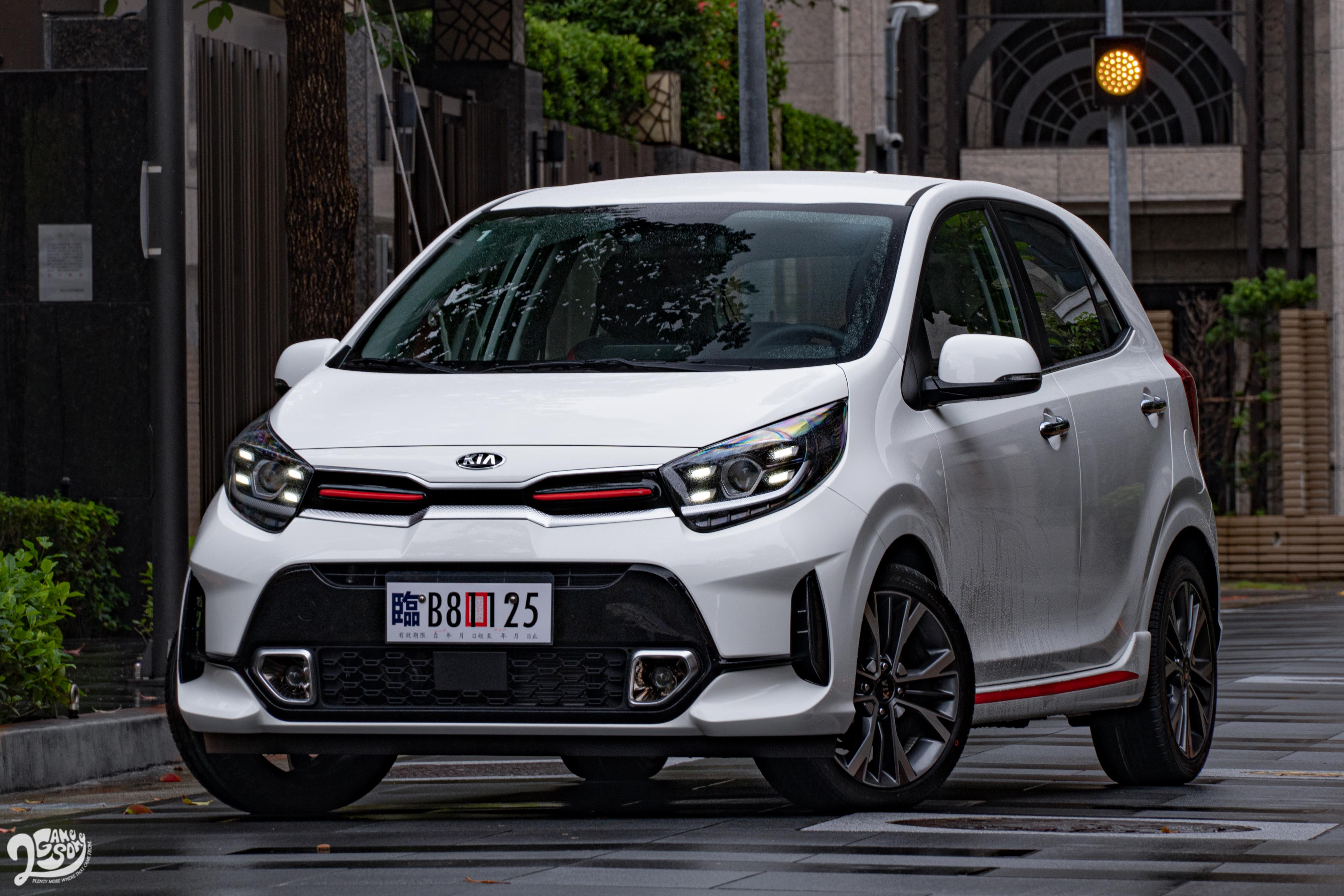 Picanto 新款虎鼻水箱護罩和用上大面積亮黑色元素的前保桿,搭配頗吸睛的四點式 LED 頭燈。