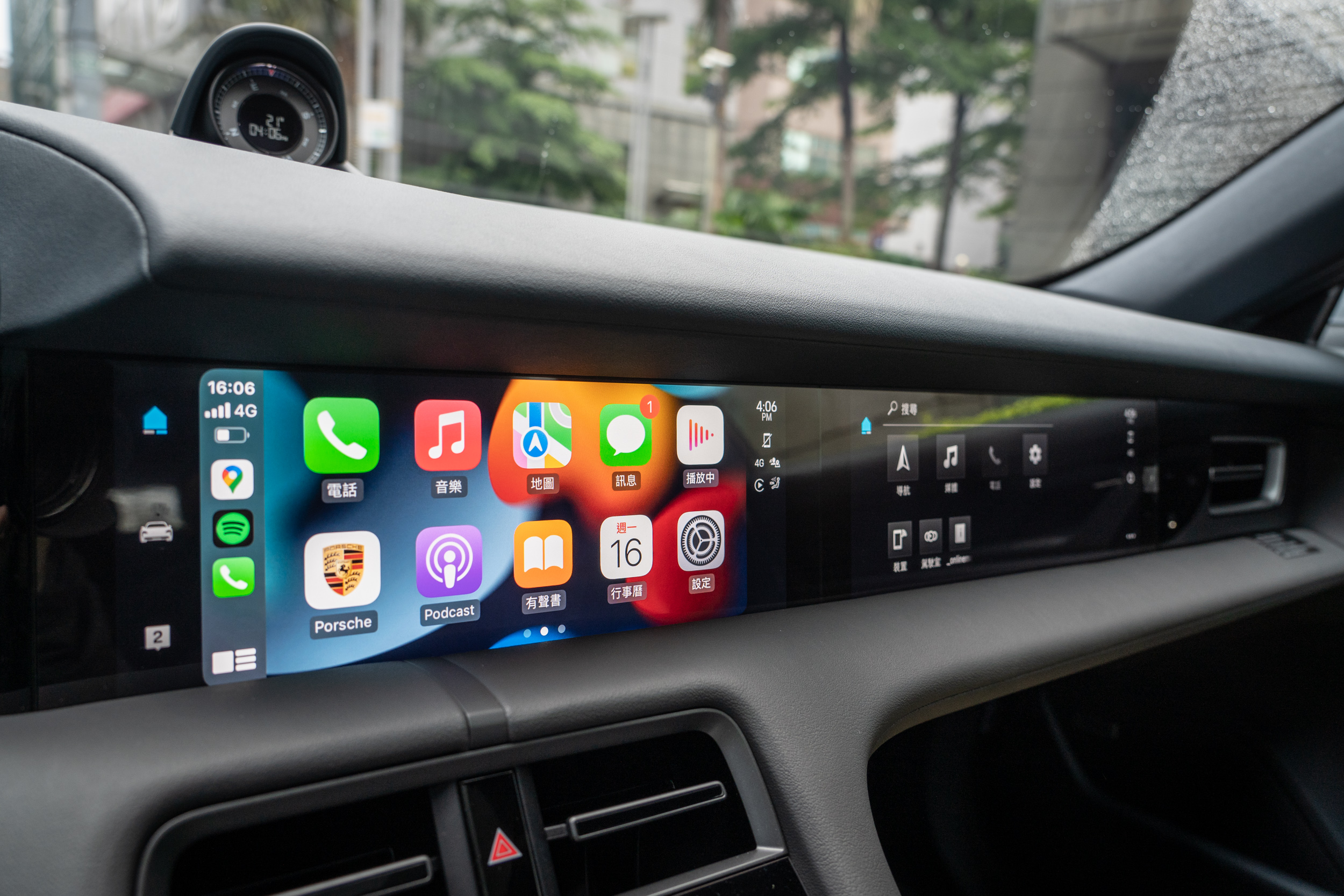 中控台 10.9 吋螢幕整合了保時捷通訊管理系統,副駕駛座前方額外選配乘客資訊娛樂顯示螢幕。