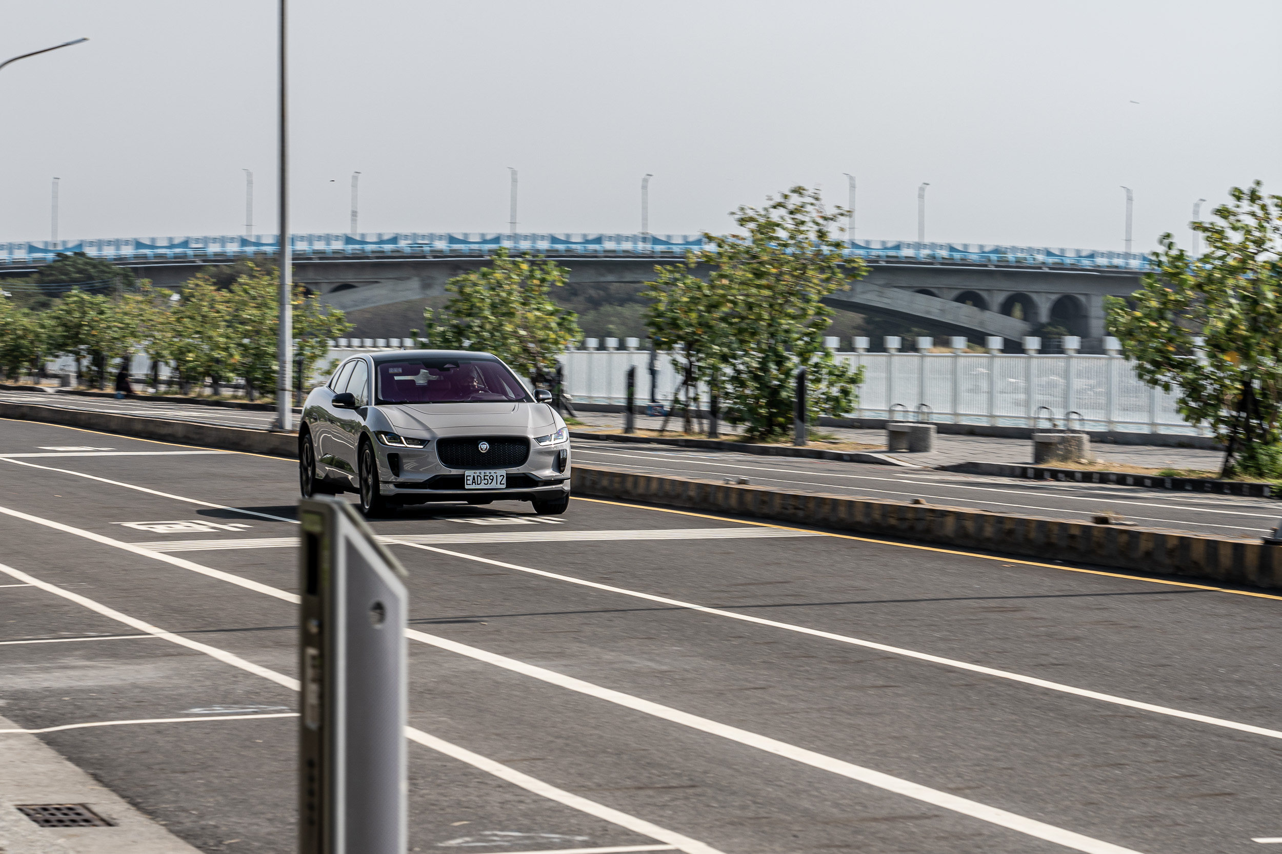 電能損耗管理一直不是「油改電」產品的強項,而從無到有全新研發的 I-PACE 即有優異的能源管理能力。