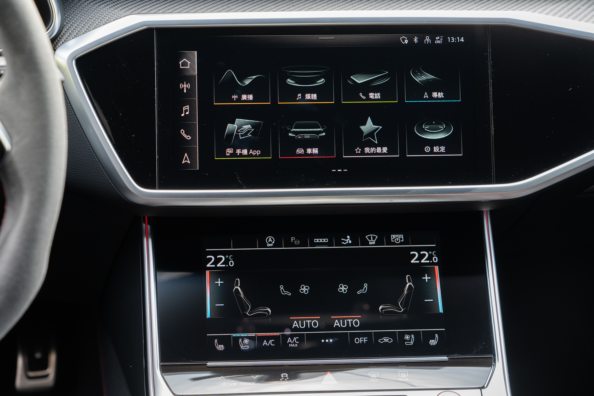 中控台上下分別10.1吋與8.6吋的雙螢幕,整合當家MMI navigation plus多媒體導航系統與空調控制介面。