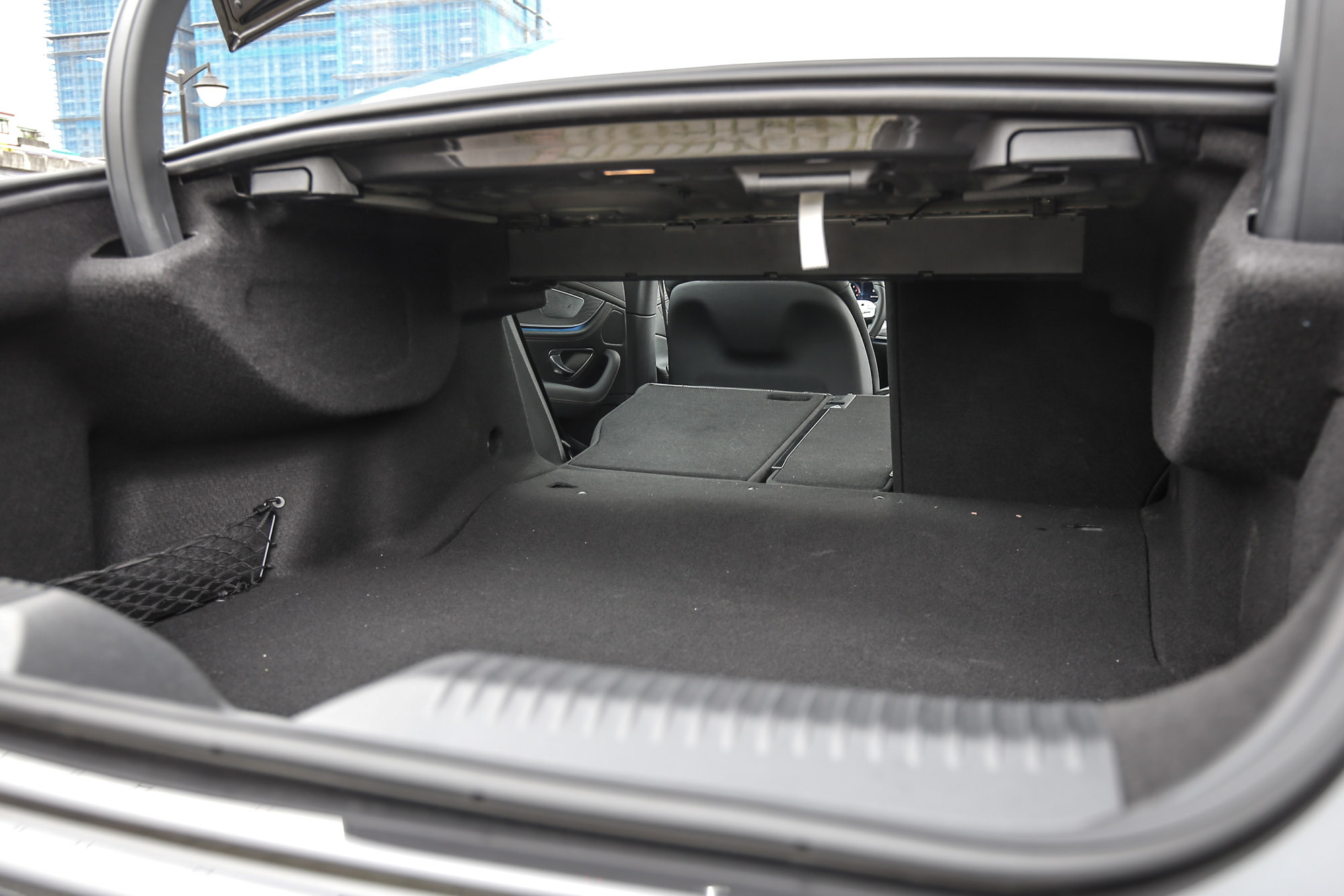 標準乘坐狀態為490公升的後廂容積，並可藉由後座椅背傾倒繼續擴充。