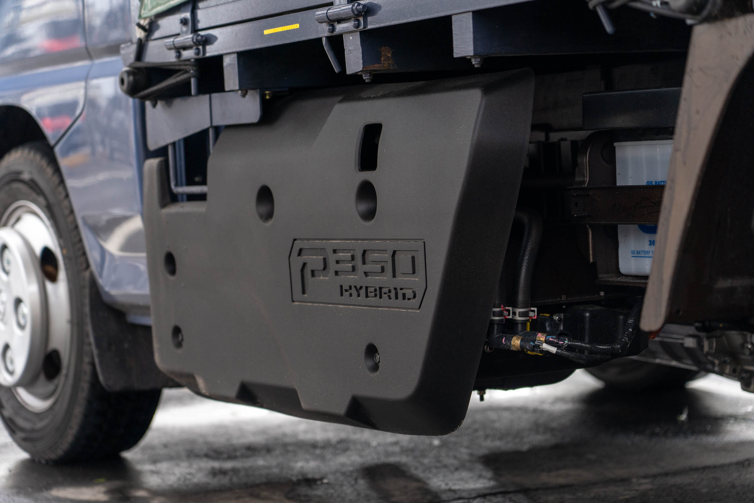 電池本體歸因於外掛式設計可輕易在車外看見。