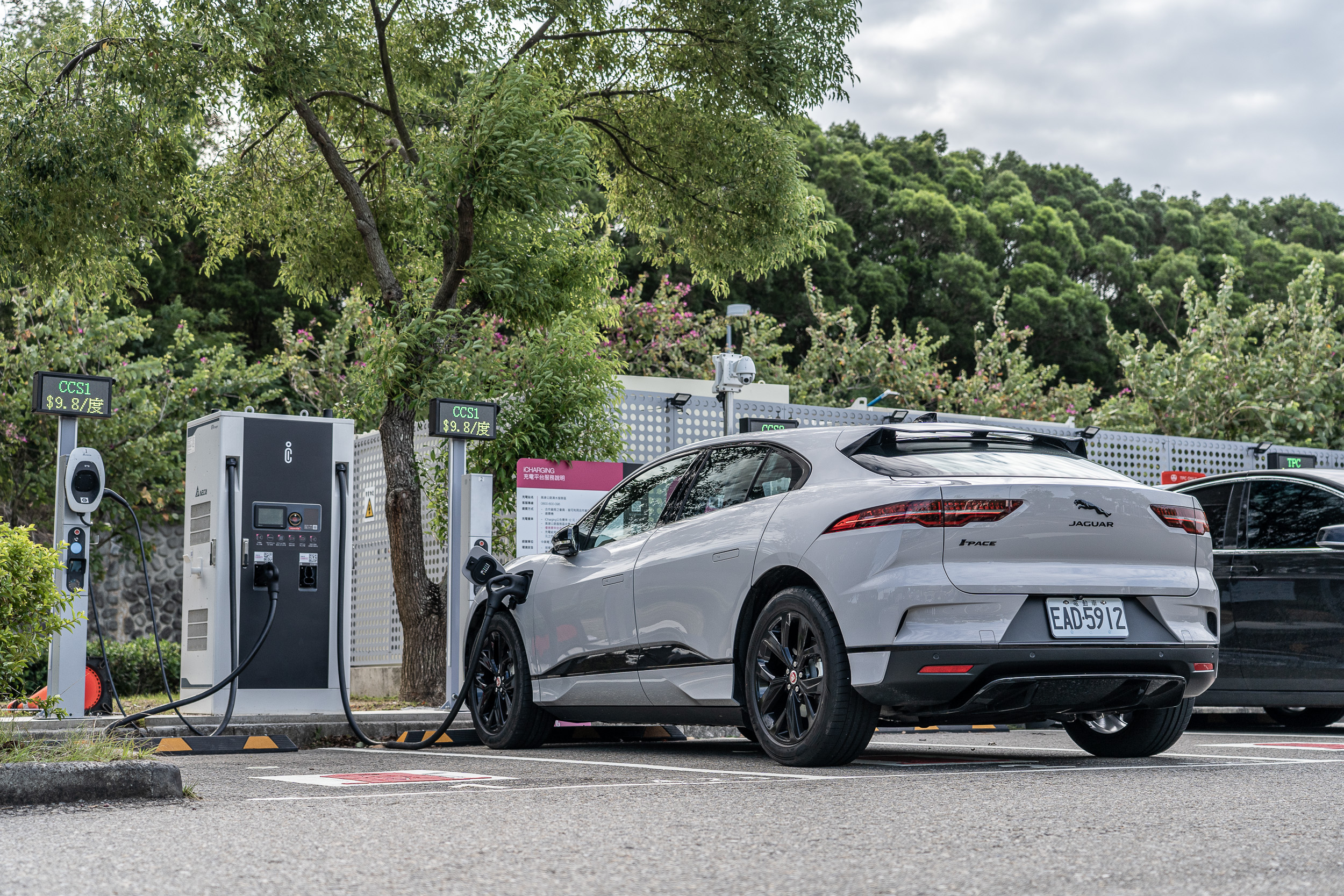本次 Jaguar I-PACE 藉年式更迭之際,與中興電工 iCharging 合作,在高速公路休息站點隨處可見其充電設施,非常方便。