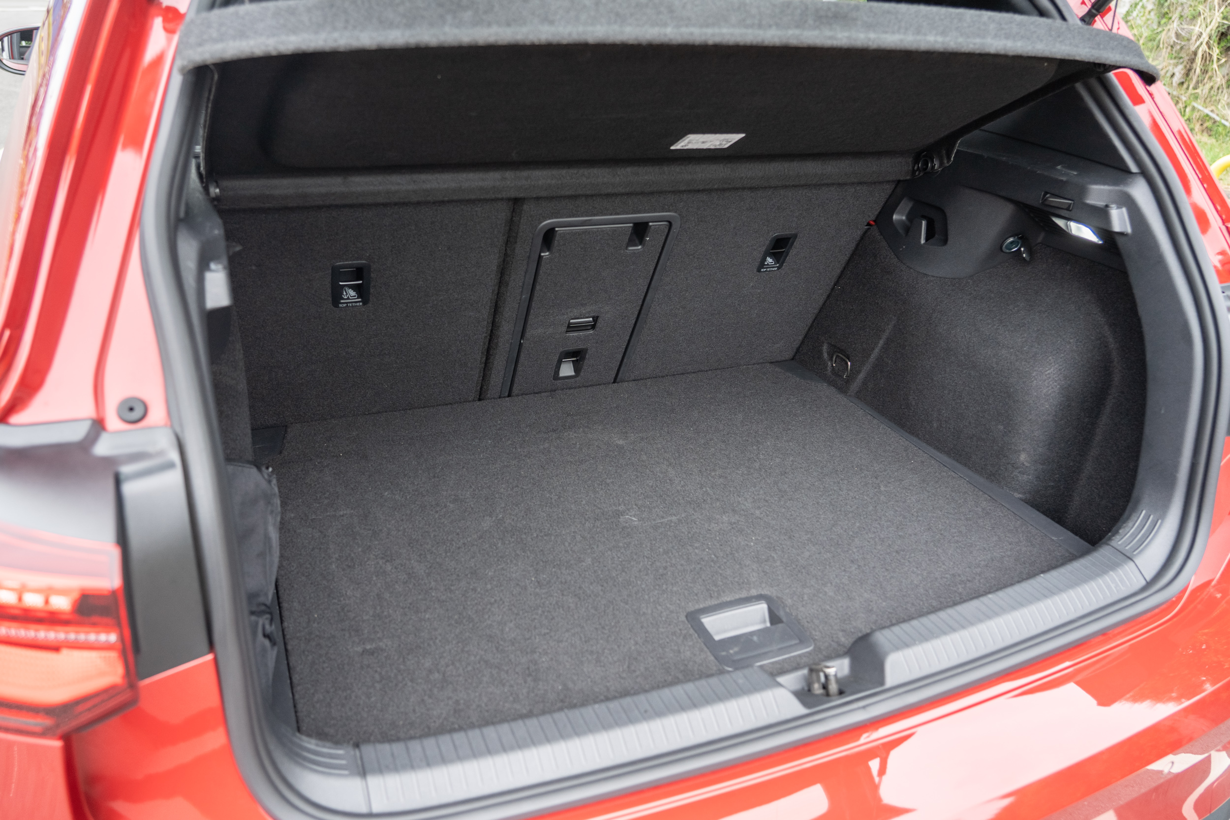 標準乘坐狀態下後廂容積為 380 公升。