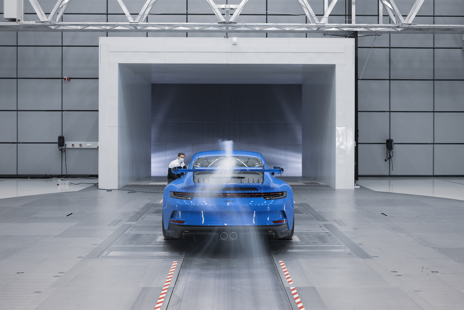 全新 911 GT3 尾翼攻角有四款不同的位置設定，前擾流也同樣有四個不同的位置設定。