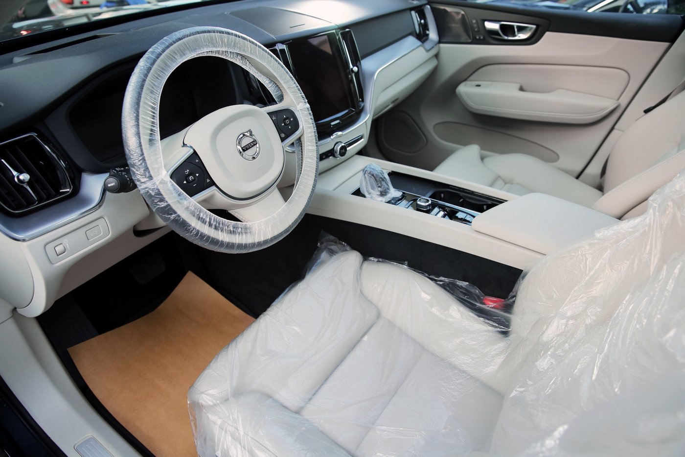 廠車輛櫃檯備有標準醫療用口罩與醫用防護手套供來店貴賓使用,車輛將罩上一次性方向盤、排檔座及座椅三件保護套,並將車鑰匙裝入一次性防護袋。