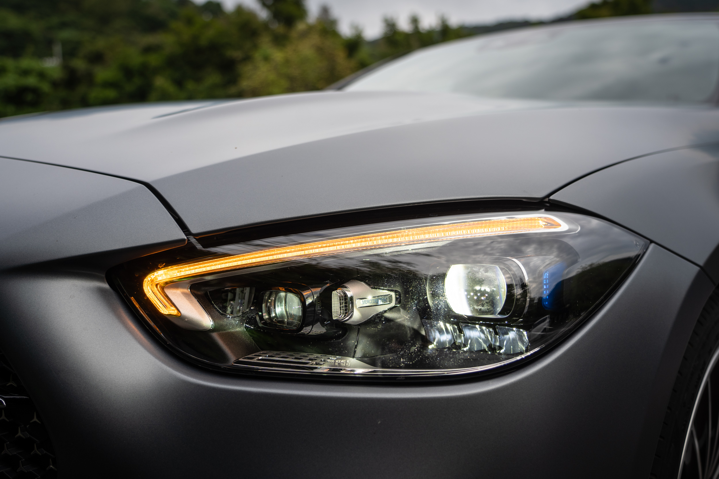 標配標準型 LED 頭燈,多光束智慧型數位頭燈套件需要加價 7.4 萬選配。