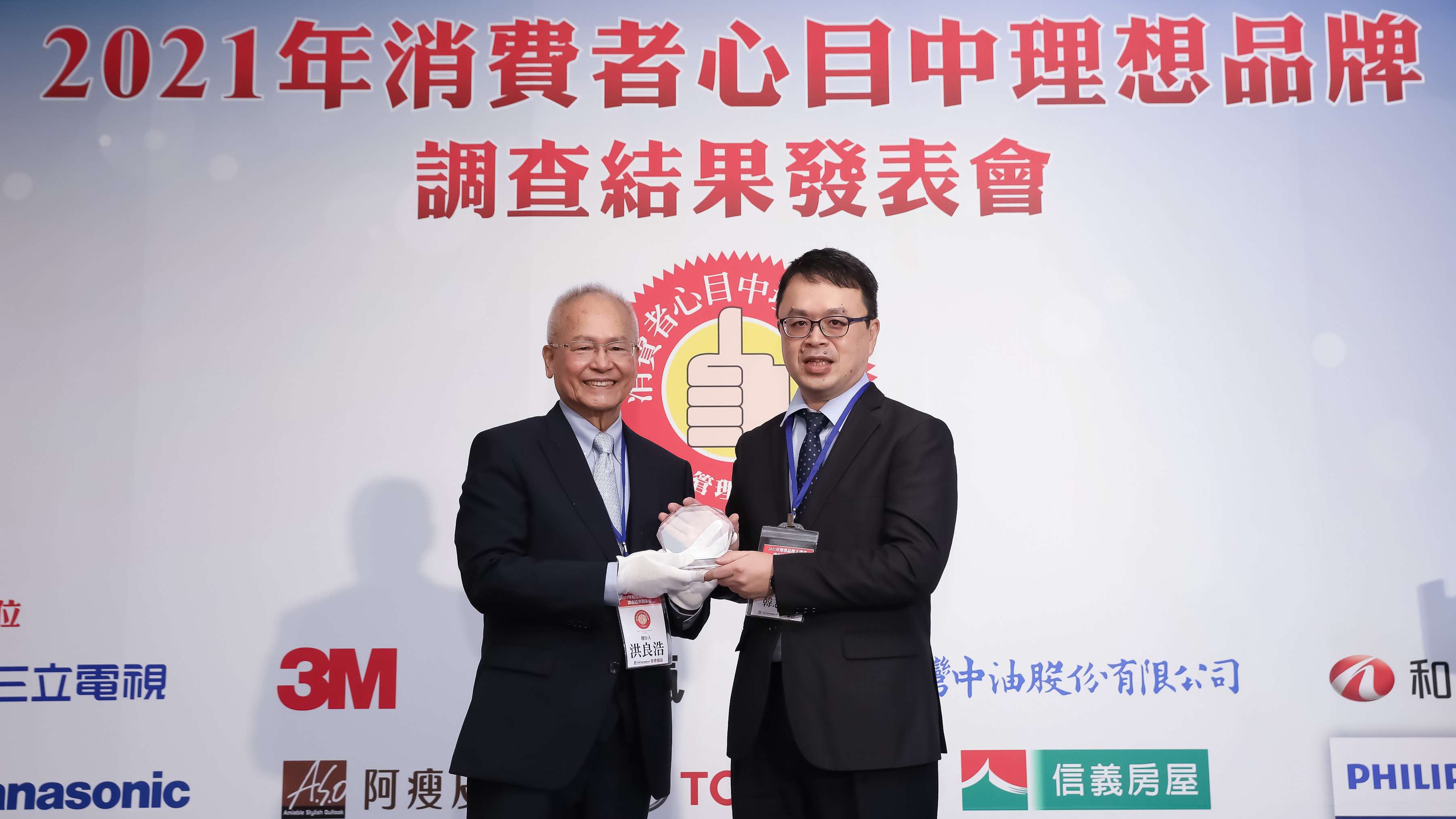《管理雜誌》發行人洪良浩(左)頒發「消費者心目中理想品牌第一名」獎項予和泰汽車 Toyota 車輛部部長韓志剛(右)。