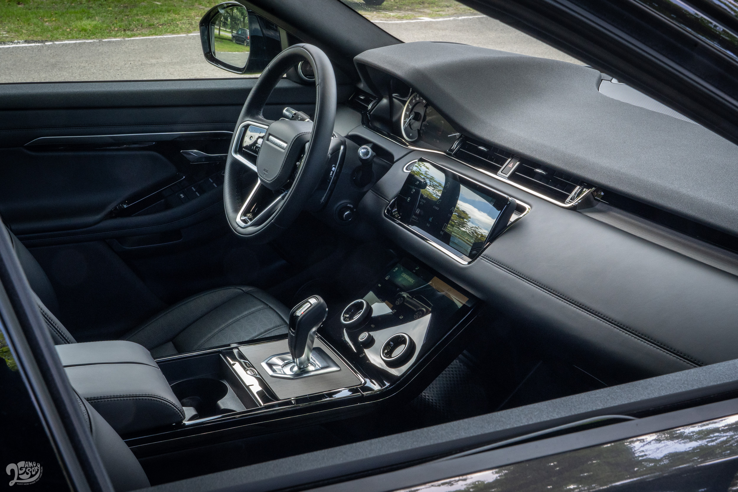 試駕車款內裝配備與市售車型稍有差異,仍以原廠提供的配備清單為主。