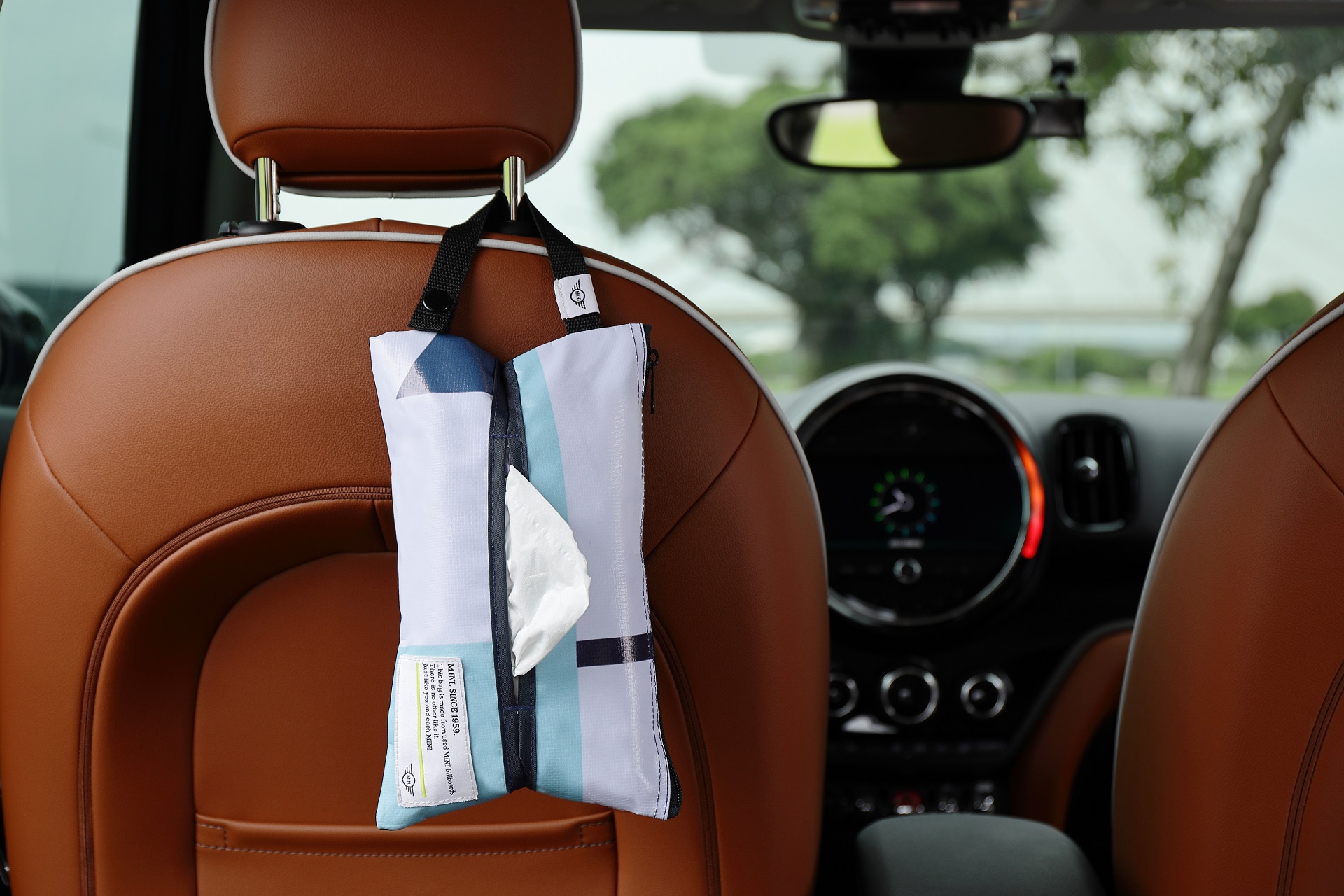 MINI 隨行面紙收納袋擁有便利扣環設計，可任意懸掛於汽車後座、露營推車，或擺放在桌上。