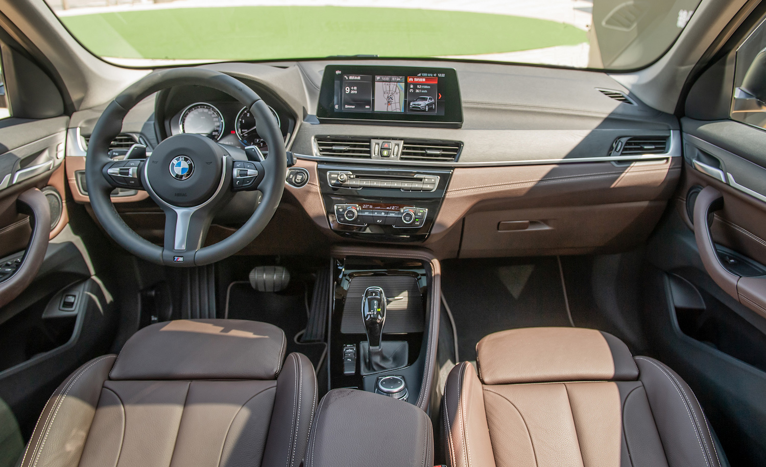 全新 BMW X1 標配雙前座電動座椅與 M 款多功能真皮方向盤。