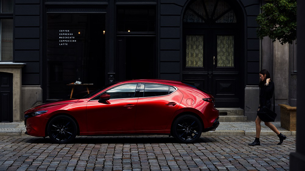 ▲ 21 年式 Mazda3 新增黑鋁圈紅內裝，79.9 萬起旗艦型降三萬