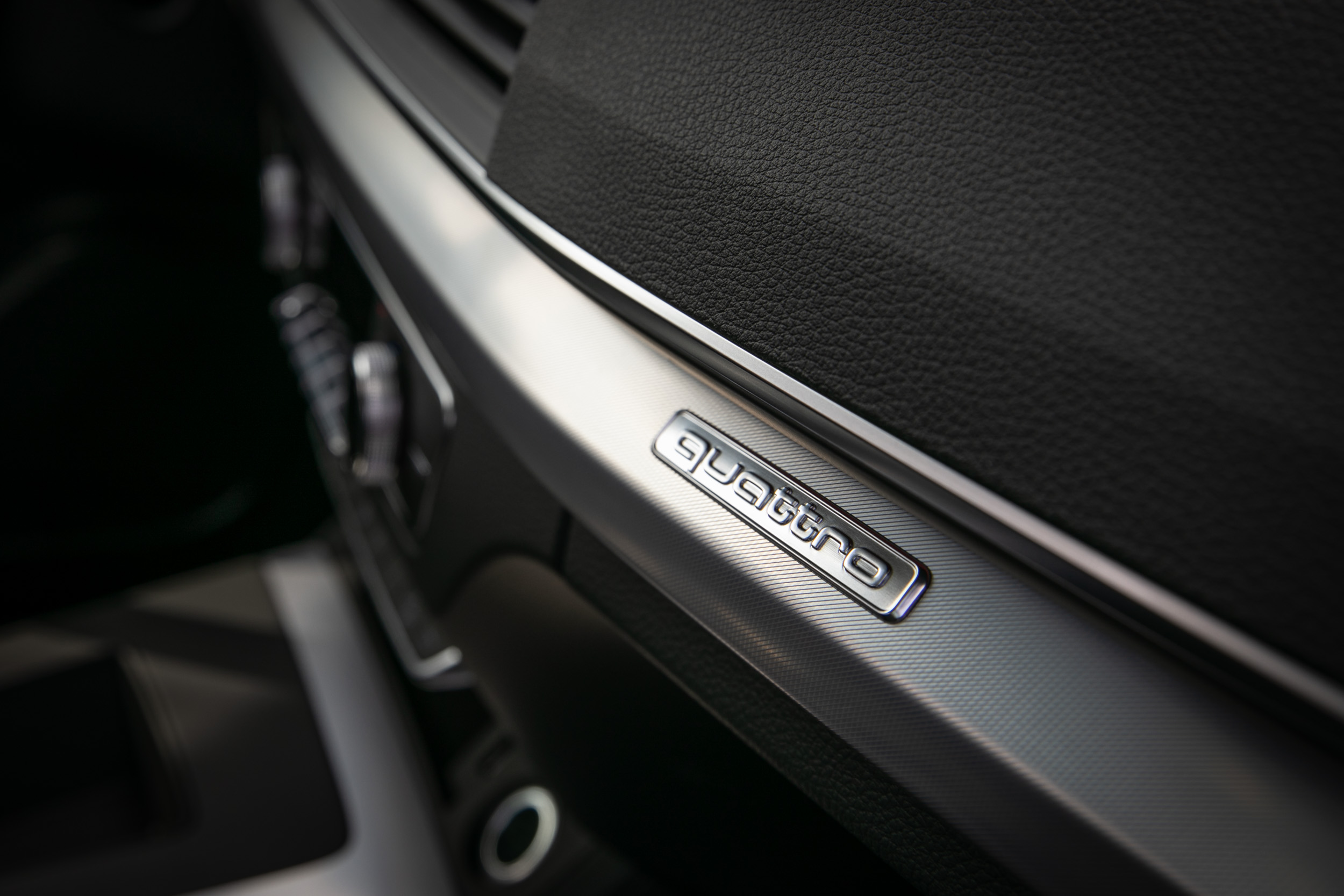 以金屬飾板突顯 Audi 最為人稱道的科技氛圍。