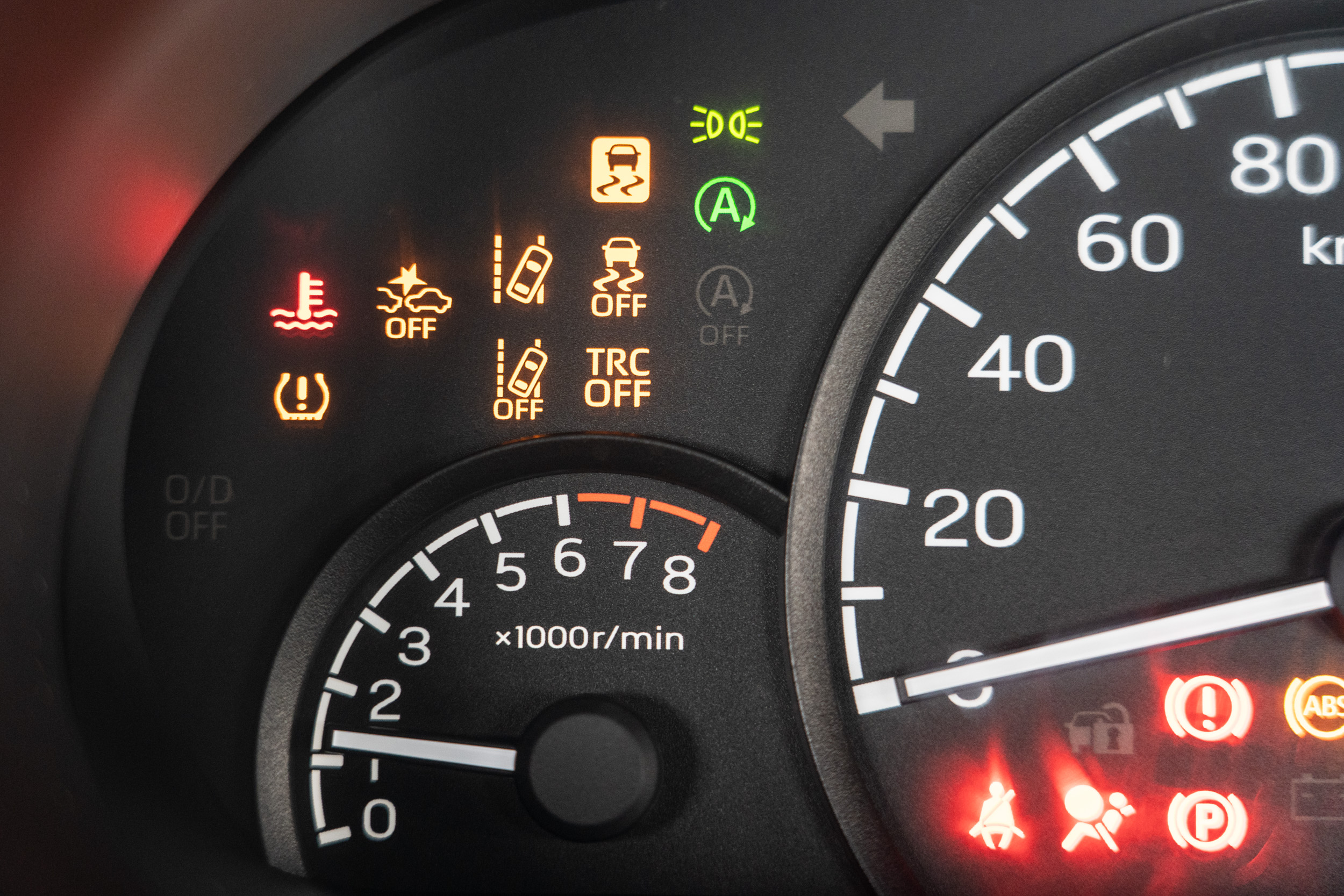 PCS 預警式防護系統,當有與前車碰撞危險時,此套系統不僅會主動警示,甚至還會視情況介入煞車,再搭配上車道偏離警示系統、遠光燈自動切換系統、前車駛離提醒等配備,提升了駕車的主動安全。