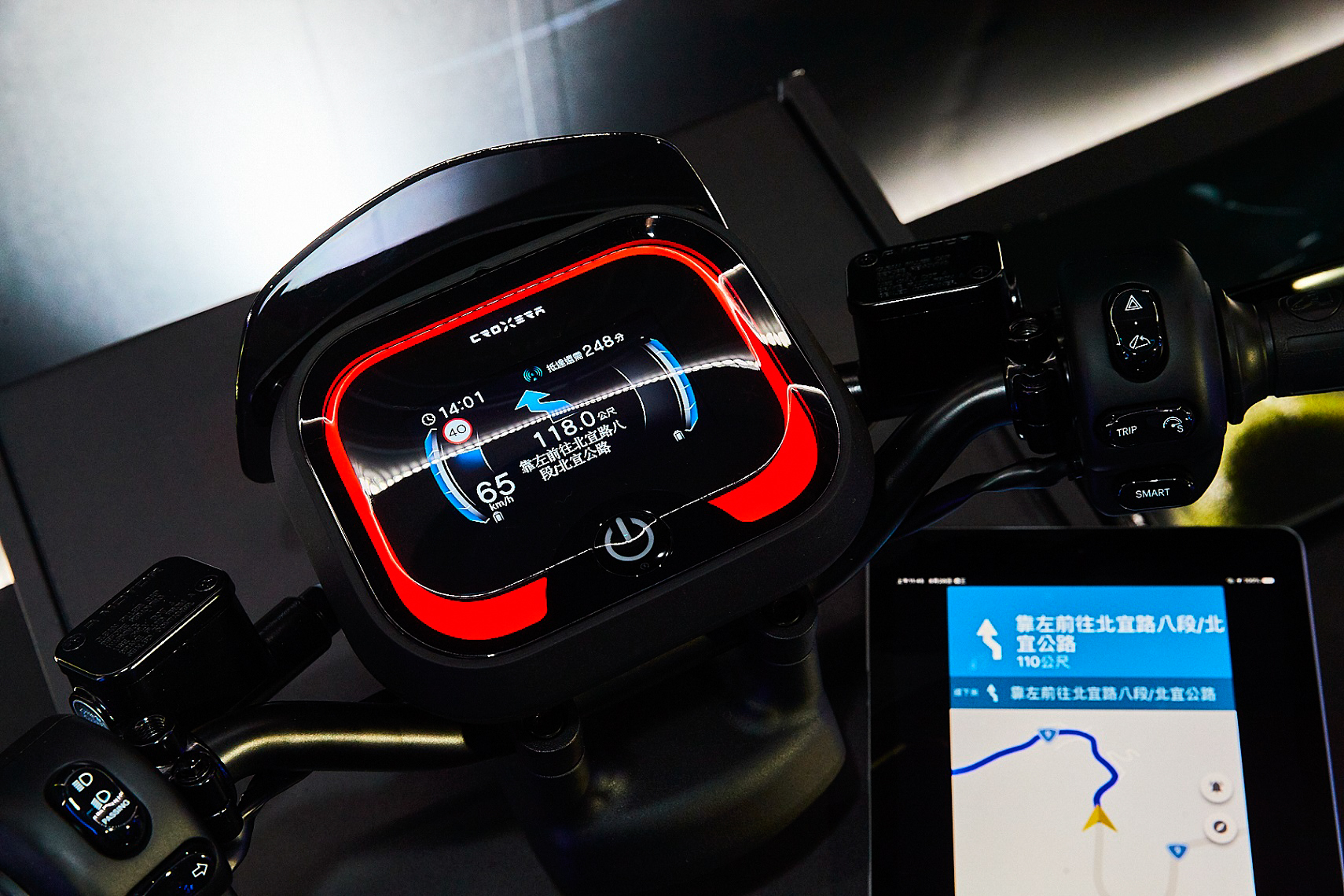 Ai-1 Sport 搭載 CROXERA 智慧儀表系統，提供業界首創「一鍵導航到換電站」功能。