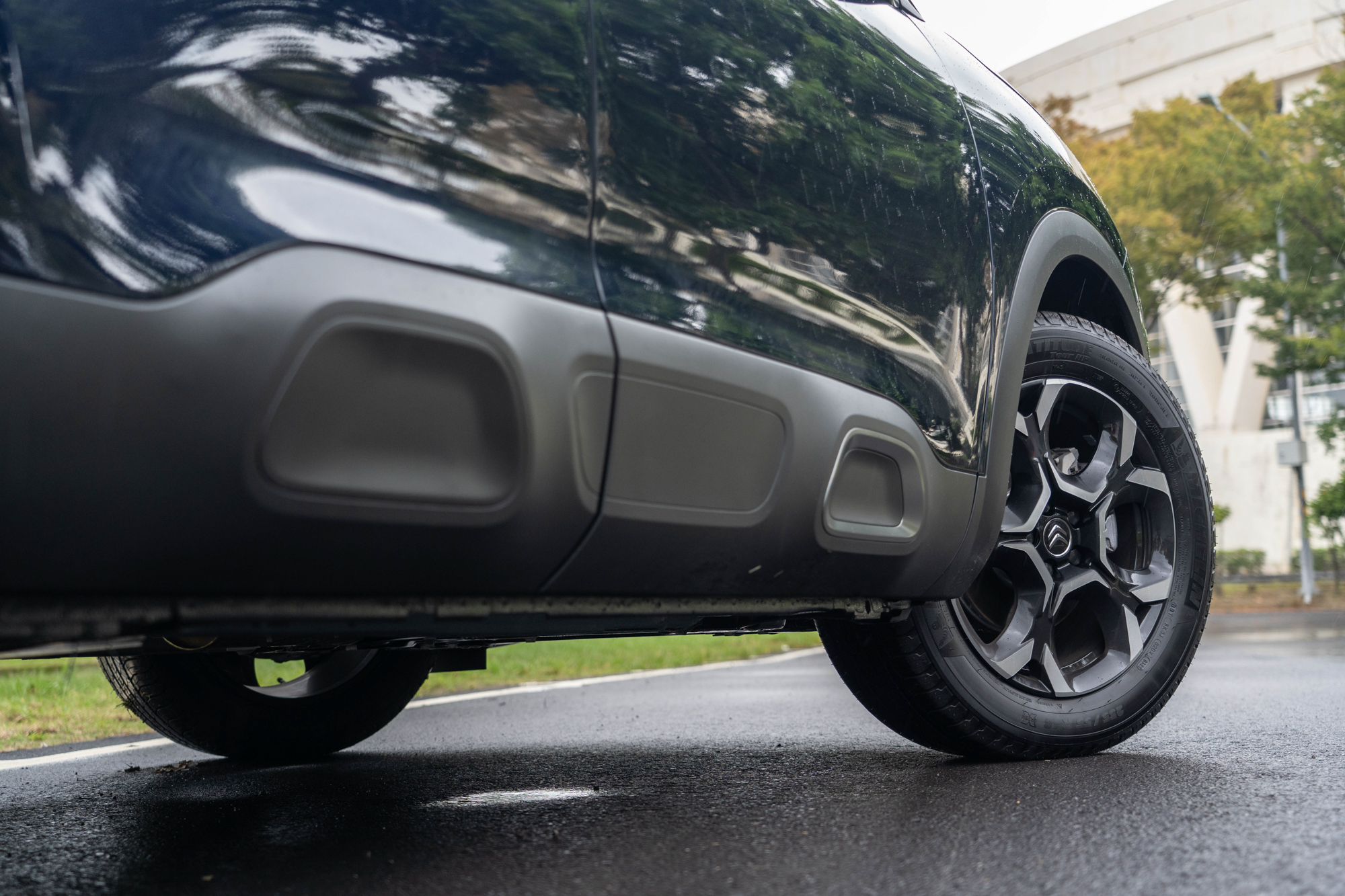 Airbump 飾框依舊是車側最大亮點,也同步加乘 Outdoor 氛圍。