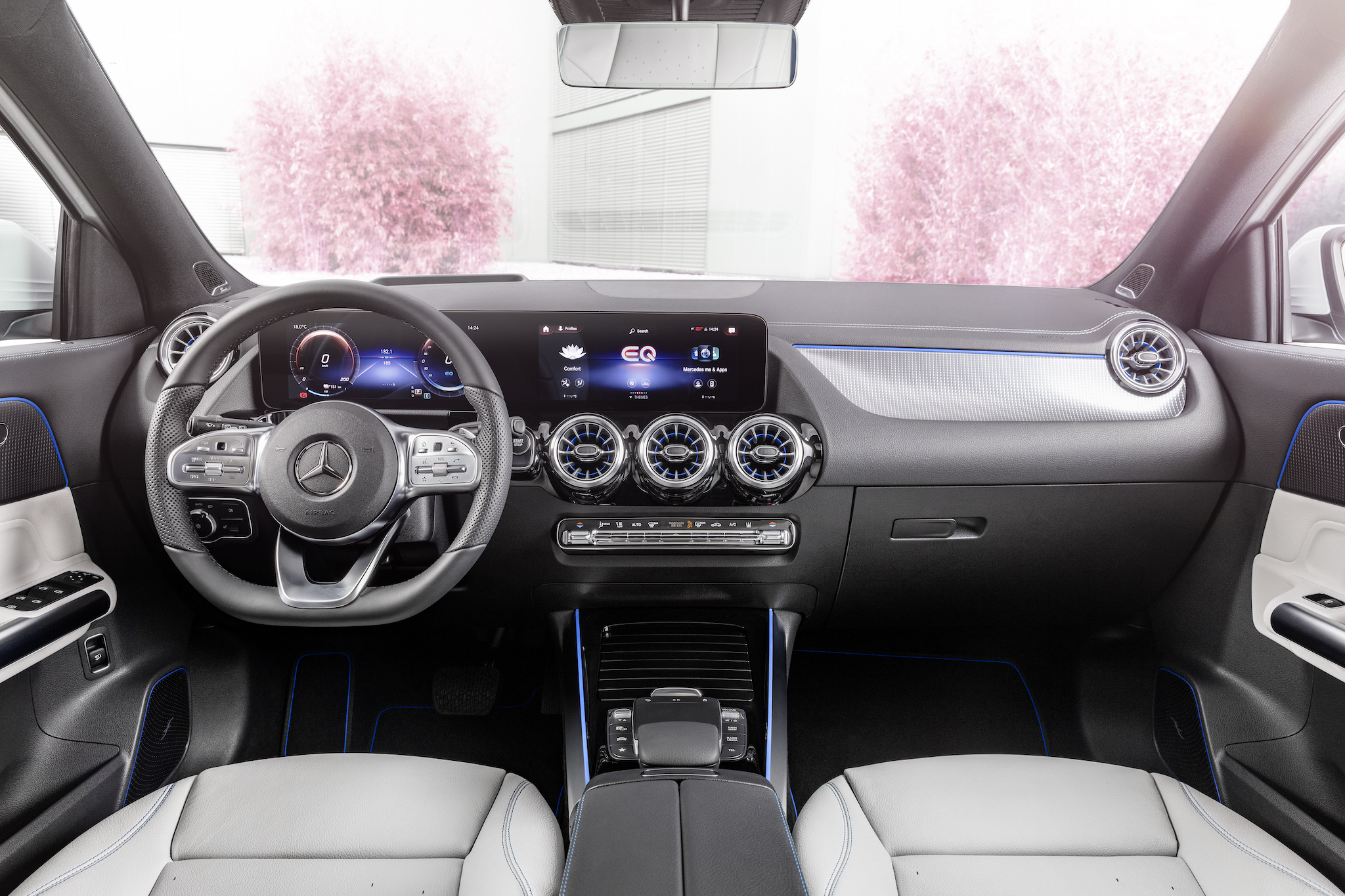 EQA 幾個設計亮點包含副駕駛座前的背光飾板，以及空調出風口、座椅、車鑰匙上的玫瑰金色點綴。