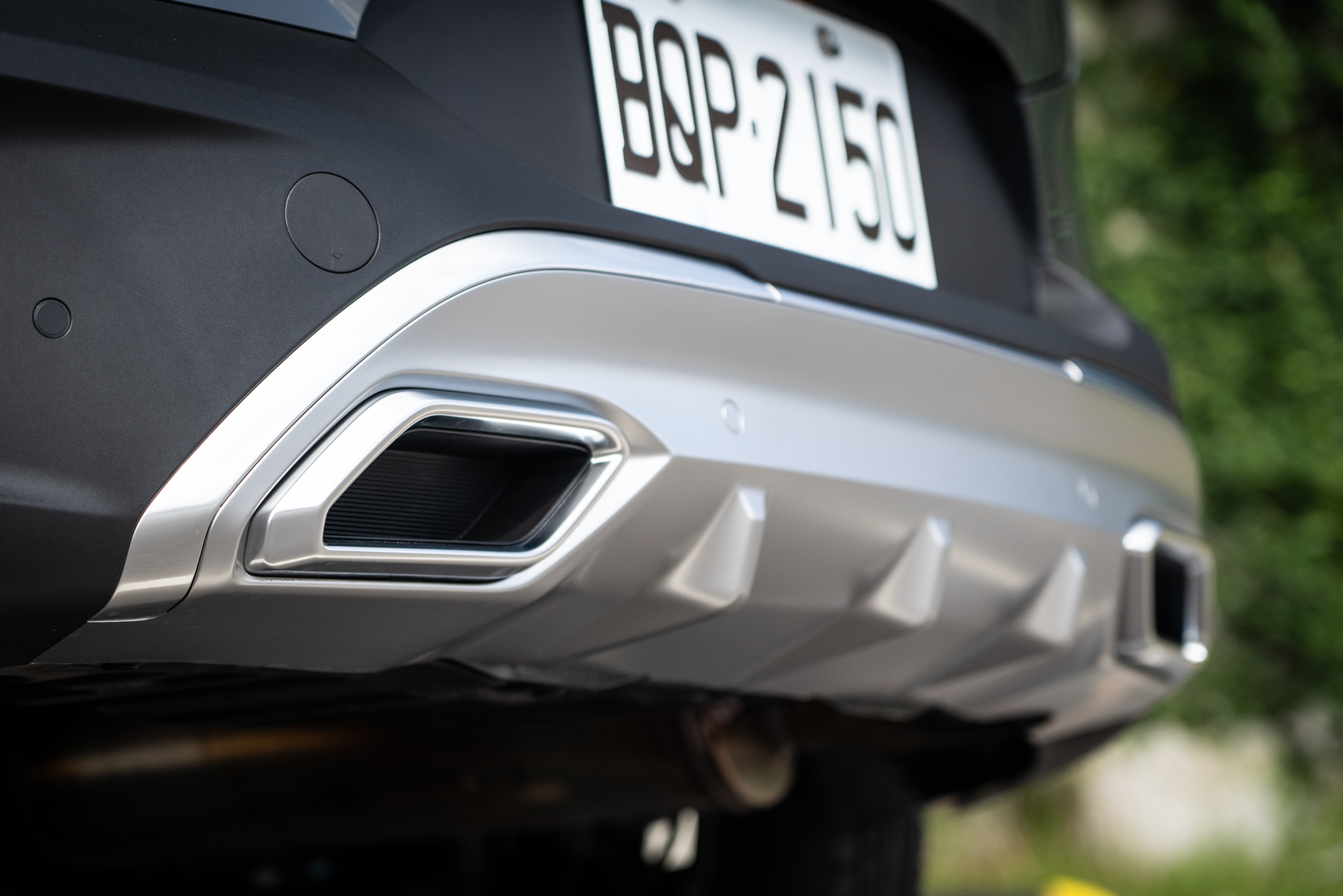 跑格化雙邊尾飾管也是1.0T 智慧油電 GT-line 車型專屬。
