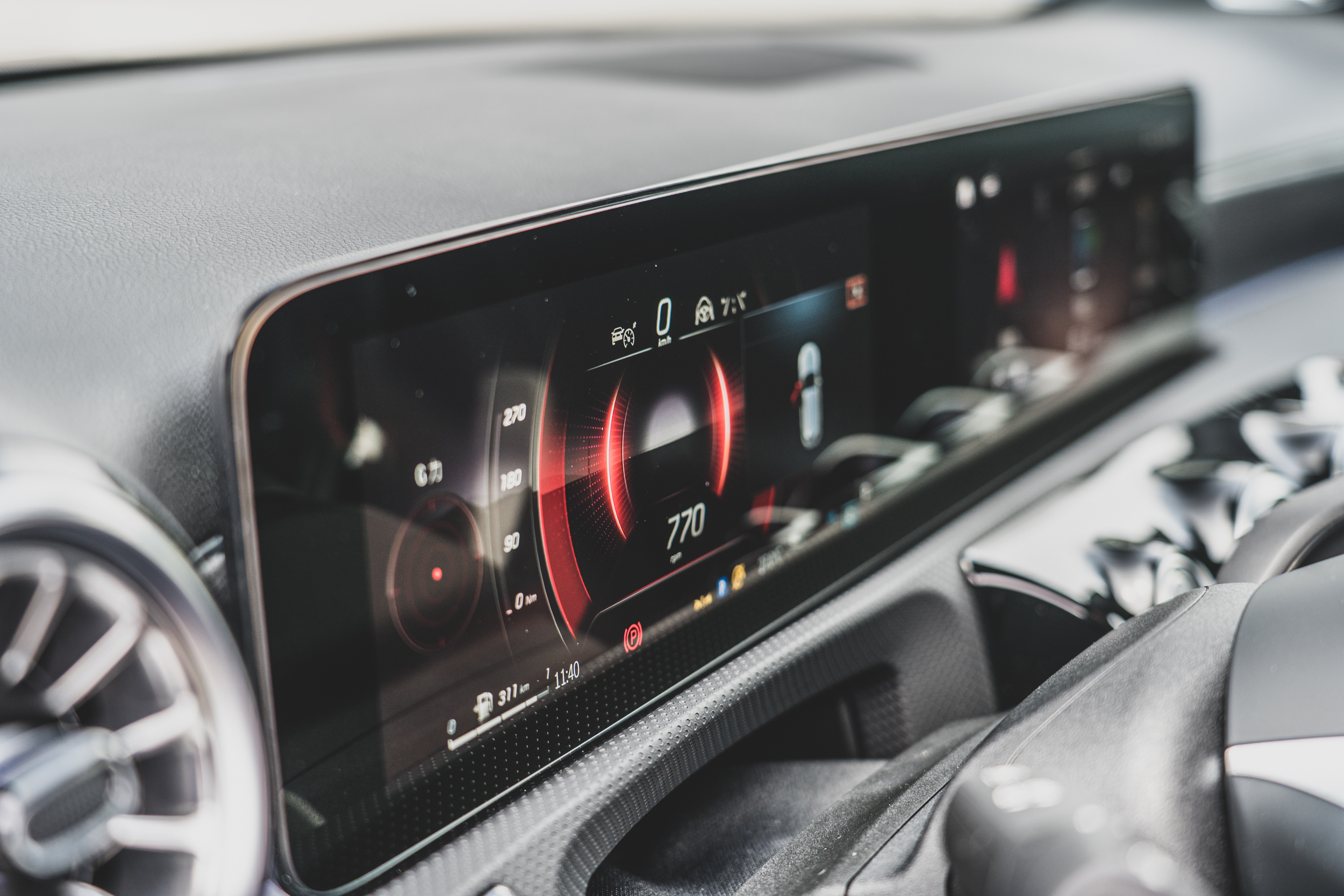 兩具數位螢幕,內置軟體已更新為 MBUX 2.0。