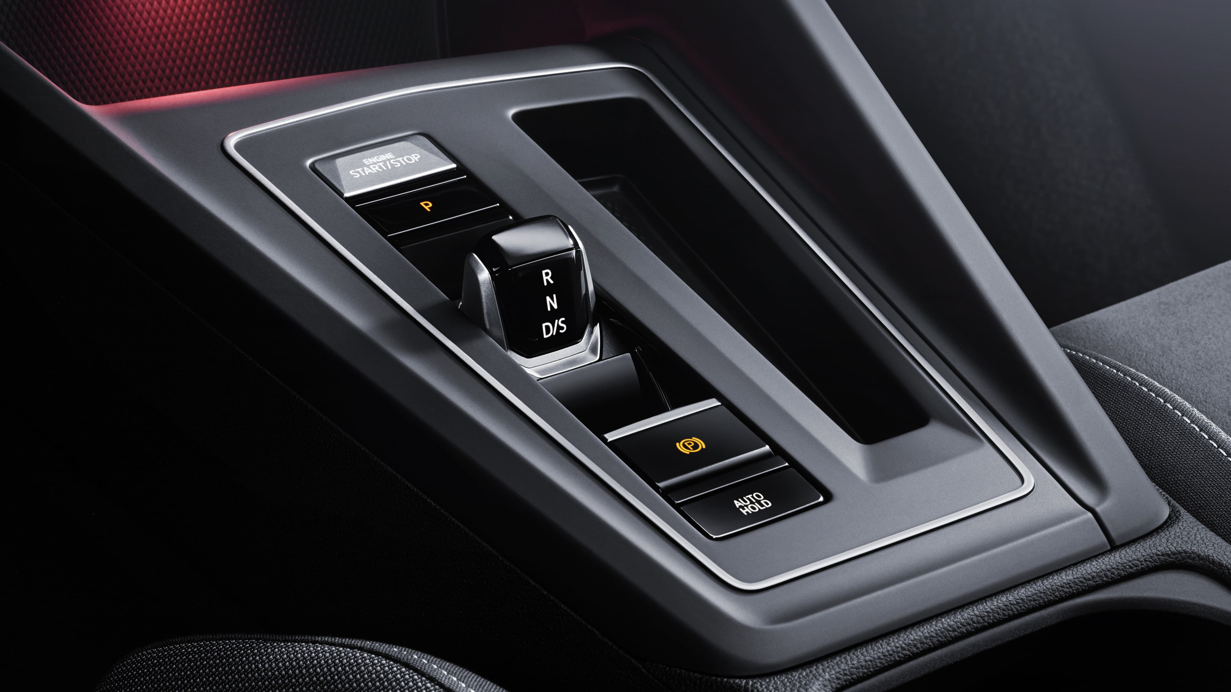 8 代 Golf 採用全新電子線傳式排檔系統。