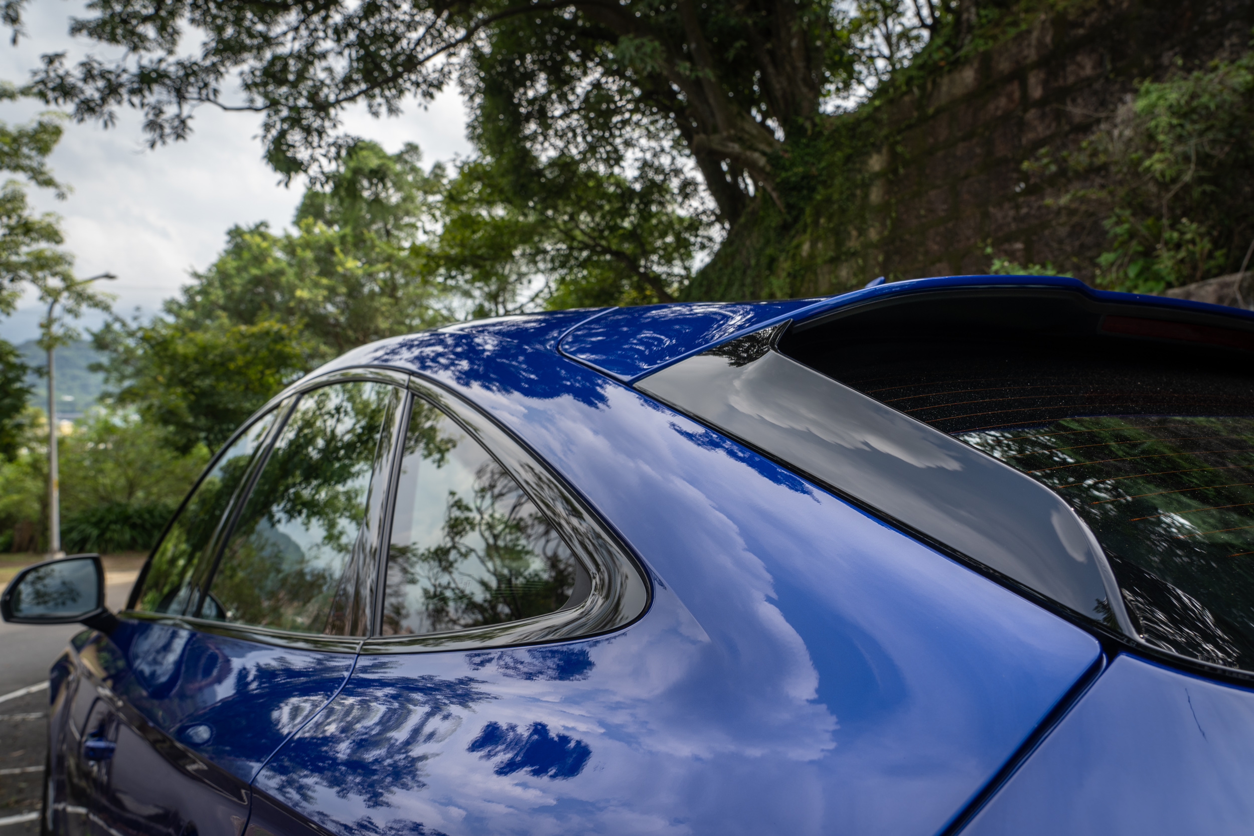 窗框皆採用黑色塗裝。